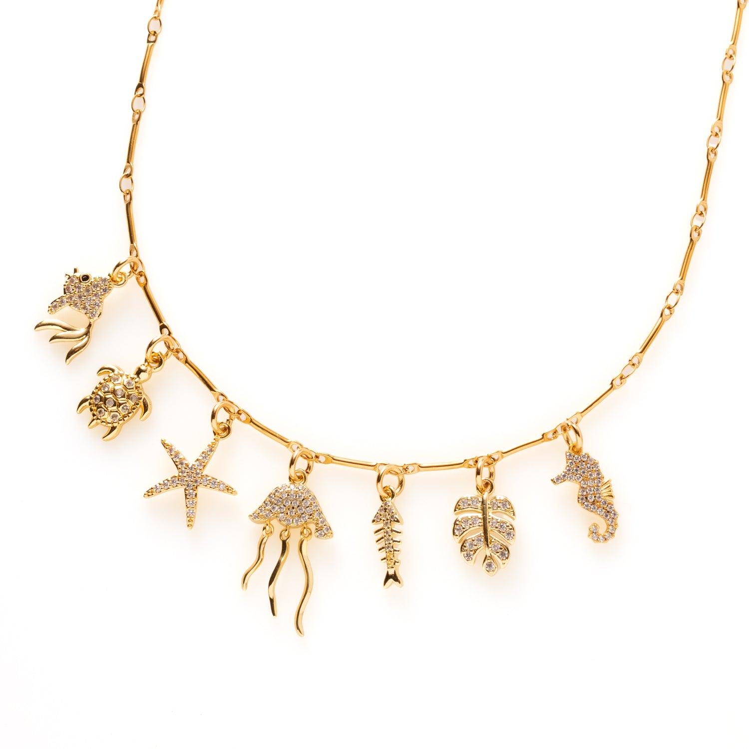 Laat je verleiden door de fonkeling van de zee.
Deze elegante gouden bedelketting is een ode aan zon, zee en zomerse charme. Met schitterende zirkonia bedels in de vorm van schelpjes, visjes, zeesterren, en alles wat er in de zee te vinden is, vangt deze ketting de magie van de oceaan in elke beweging.
Een stijlvolle eyecatcher die moeiteloos aansluit bij de trends van nu, en jouw look direct een sprankelende, zomerse upgrade geeft.