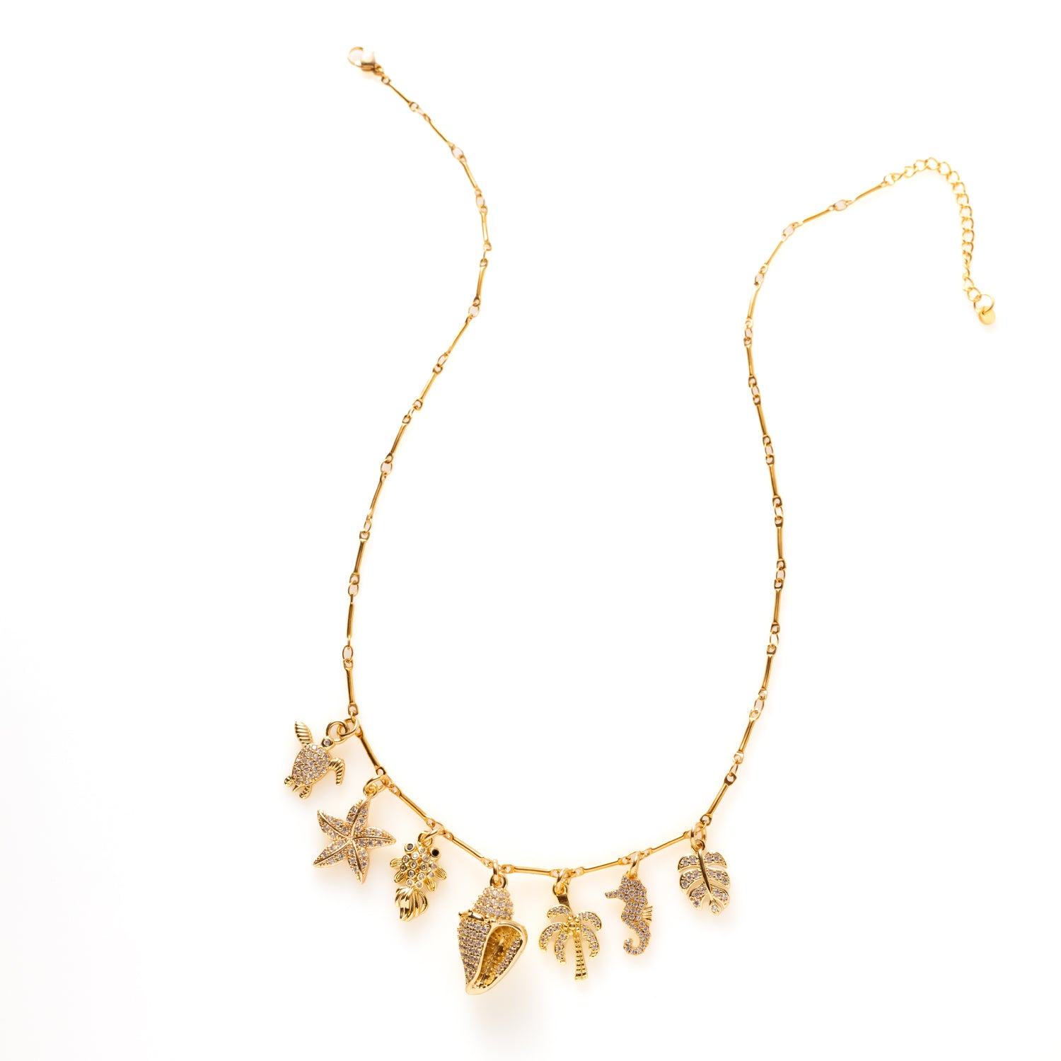 Laat je verleiden door de fonkeling van de zee.
Deze elegante gouden bedelketting is een ode aan zon, zee en zomerse charme. Met schitterende zirkonia bedels in de vorm van schelpjes, visjes, zeesterren, en alles wat er in de zee te vinden is, vangt deze ketting de magie van de oceaan in elke beweging.
Een stijlvolle eyecatcher die moeiteloos aansluit bij de trends van nu, en jouw look direct een sprankelende, zomerse upgrade geeft.