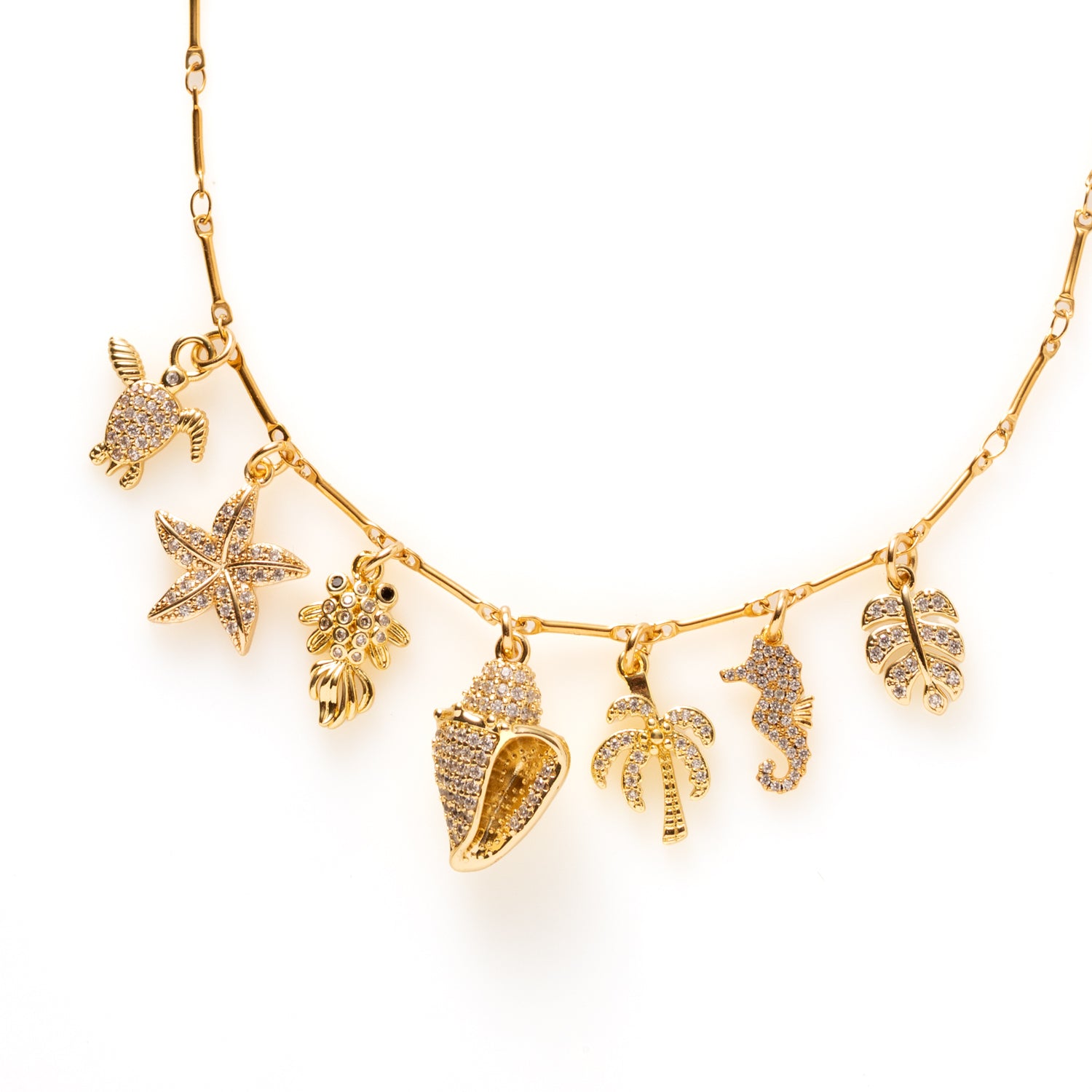 Laat je verleiden door de fonkeling van de zee.
Deze elegante gouden bedelketting is een ode aan zon, zee en zomerse charme. Met schitterende zirkonia bedels in de vorm van schelpjes, visjes, zeesterren, en alles wat er in de zee te vinden is, vangt deze ketting de magie van de oceaan in elke beweging.
Een stijlvolle eyecatcher die moeiteloos aansluit bij de trends van nu, en jouw look direct een sprankelende, zomerse upgrade geeft.
