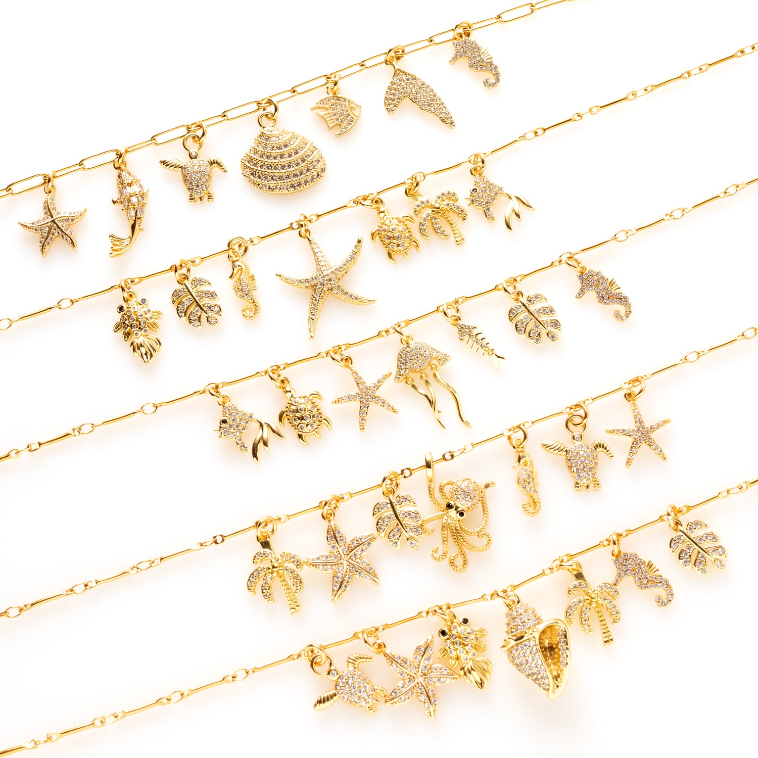 Laat je verleiden door de fonkeling van de zee.
Deze elegante gouden bedelketting is een ode aan zon, zee en zomerse charme. Met schitterende zirkonia bedels in de vorm van schelpjes, visjes, zeesterren, en alles wat er in de zee te vinden is, vangt deze ketting de magie van de oceaan in elke beweging.
Een stijlvolle eyecatcher die moeiteloos aansluit bij de trends van nu, en jouw look direct een sprankelende, zomerse upgrade geeft.