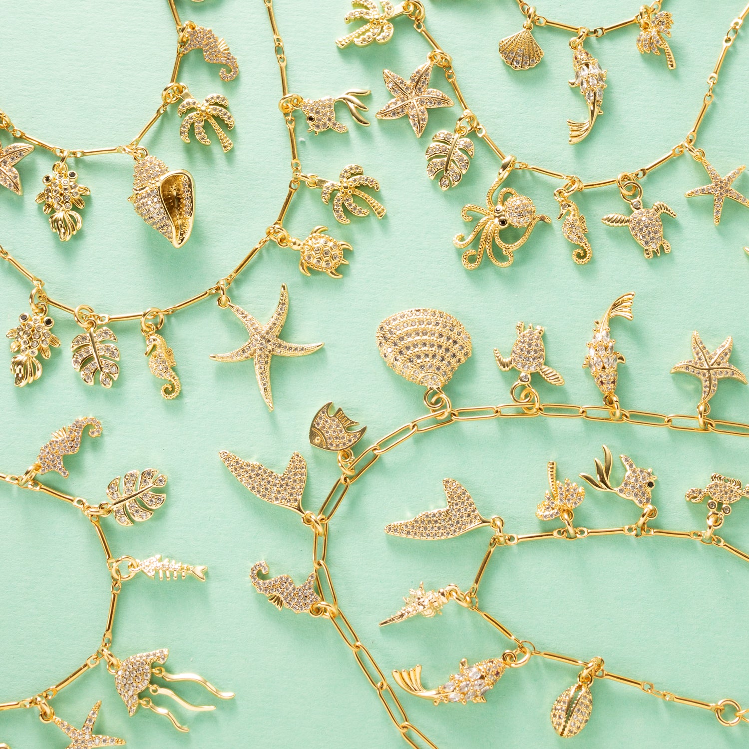Laat je verleiden door de fonkeling van de zee.
Deze elegante gouden bedelketting is een ode aan zon, zee en zomerse charme. Met schitterende zirkonia bedels in de vorm van schelpjes, visjes, zeesterren, en alles wat er in de zee te vinden is, vangt deze ketting de magie van de oceaan in elke beweging.
Een stijlvolle eyecatcher die moeiteloos aansluit bij de trends van nu, en jouw look direct een sprankelende, zomerse upgrade geeft.