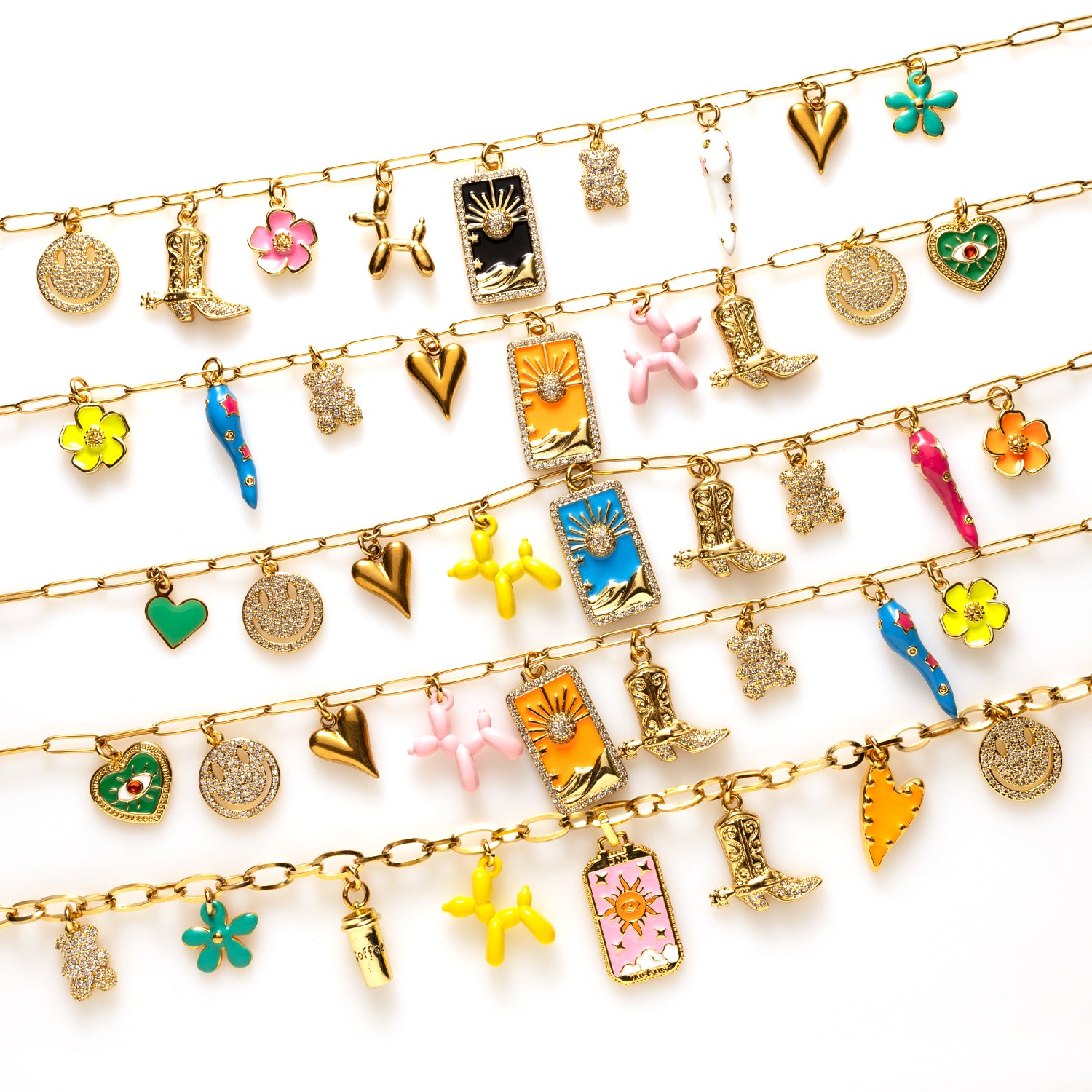 Lucky Latte bedelketting met koffiebeker, tarotkaart, smiley, cowboylaars, beertje en meer. Speels, avontuurlijk en vol magie – jouw dagelijkse dosis geluk.