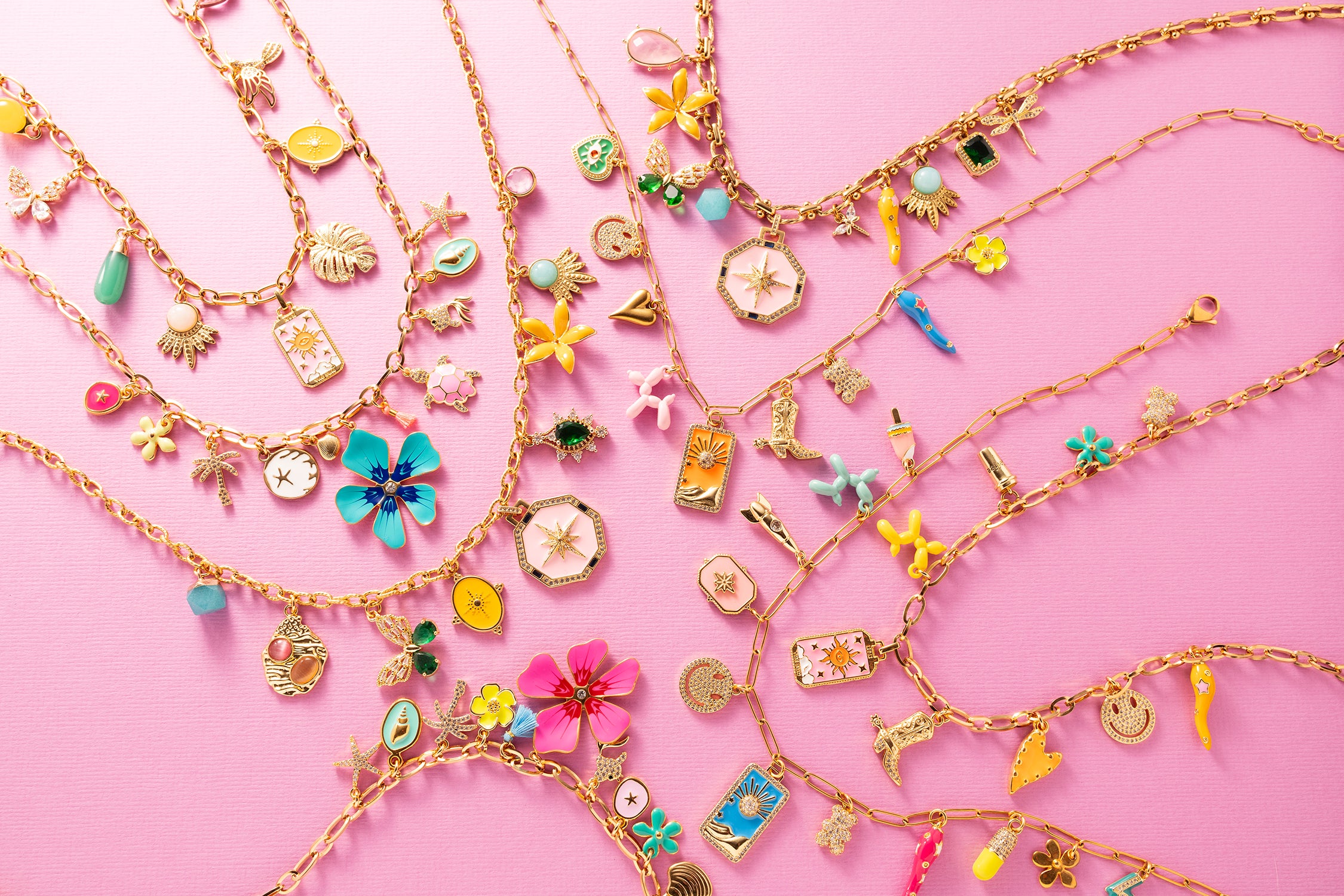 Lucky Latte bedelketting met koffiebeker, tarotkaart, smiley, cowboylaars, beertje en meer. Speels, avontuurlijk en vol magie – jouw dagelijkse dosis geluk.