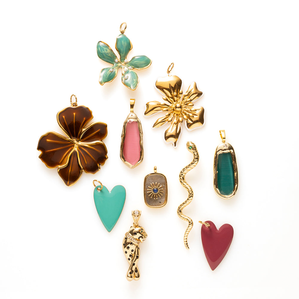 Hazel Bloom valt meteen op: een grote bloemvormige bedel in een warme, glanzende bruintint, met gouden nerven die elk blaadje accentueren. Stoer van formaat, verfijnd in afwerking.
Deze eyecatcher maakt van elke ketting een statement piece. Bevestig &