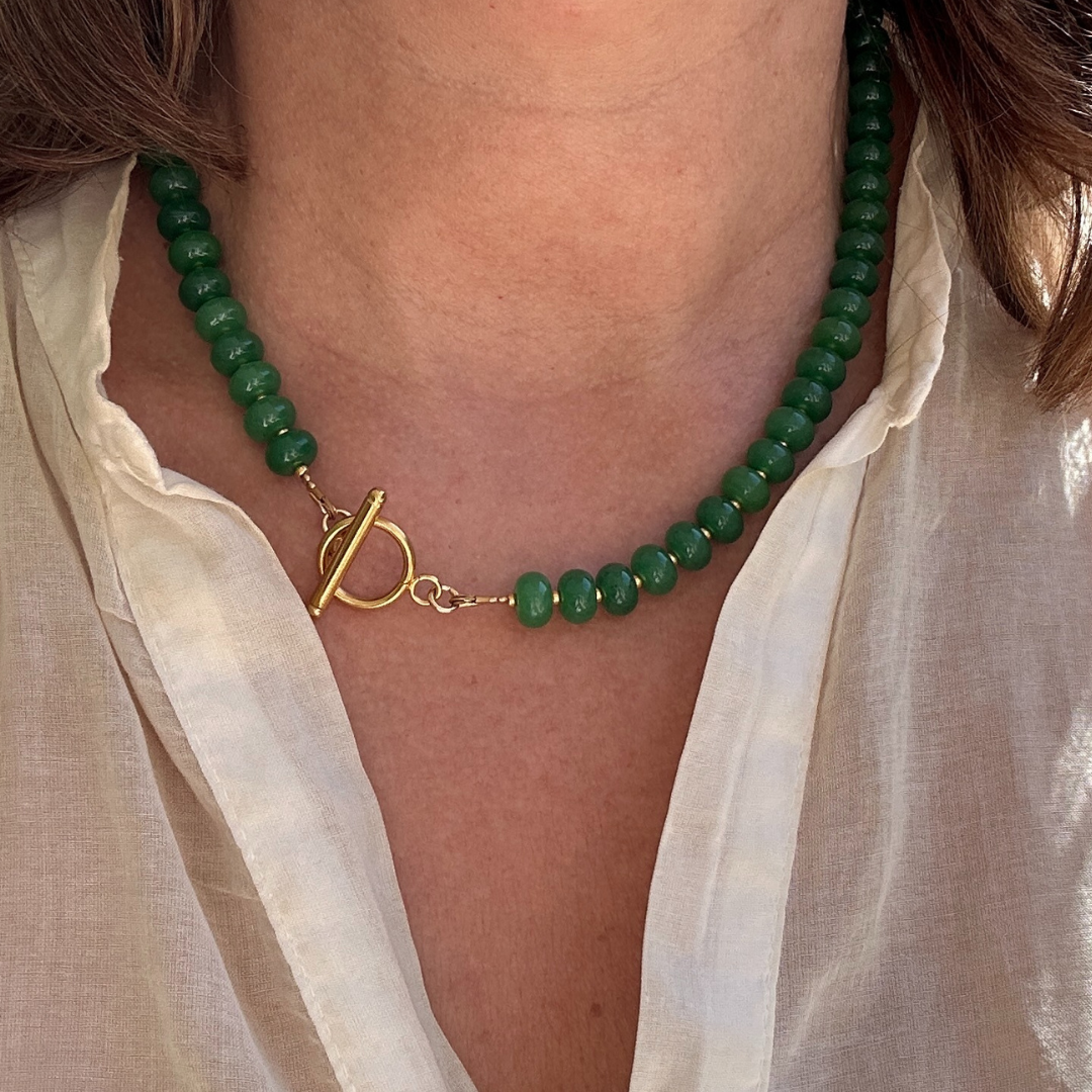 Groen als de weelderige jungle – puur natuur.
De Borneo Forest ketting is gemaakt van jade natuurstenen in een rijke, heldergroene tint. Deze kleur ademt rust, kracht en verbondenheid met de natuur. Een stijlvolle ketting die zowel opvalt als in balans is – net als het regenwoud van Borneo zelf.