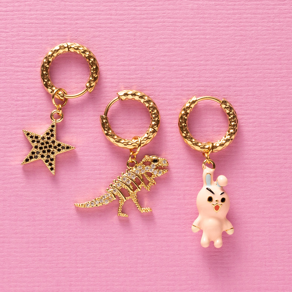 De Dino Dazzle is een one piece oorbel met een fonkelende zirkonia dinosaurus die meteen opvalt. Grappig, eigenzinnig en heerlijk funky – een kleine statement met een grote glimlach.
De zirkonia steentjes geven een subtiele sparkle, terwijl het speelse design zorgt voor die fun twist waar jouw collectie om bekendstaat.
Draag ’m solo voor een vrolijk accent of mix & match met andere oorbellen voor een eigen, unieke stijl. Want sieraden mogen best een beetje karakter hebben.