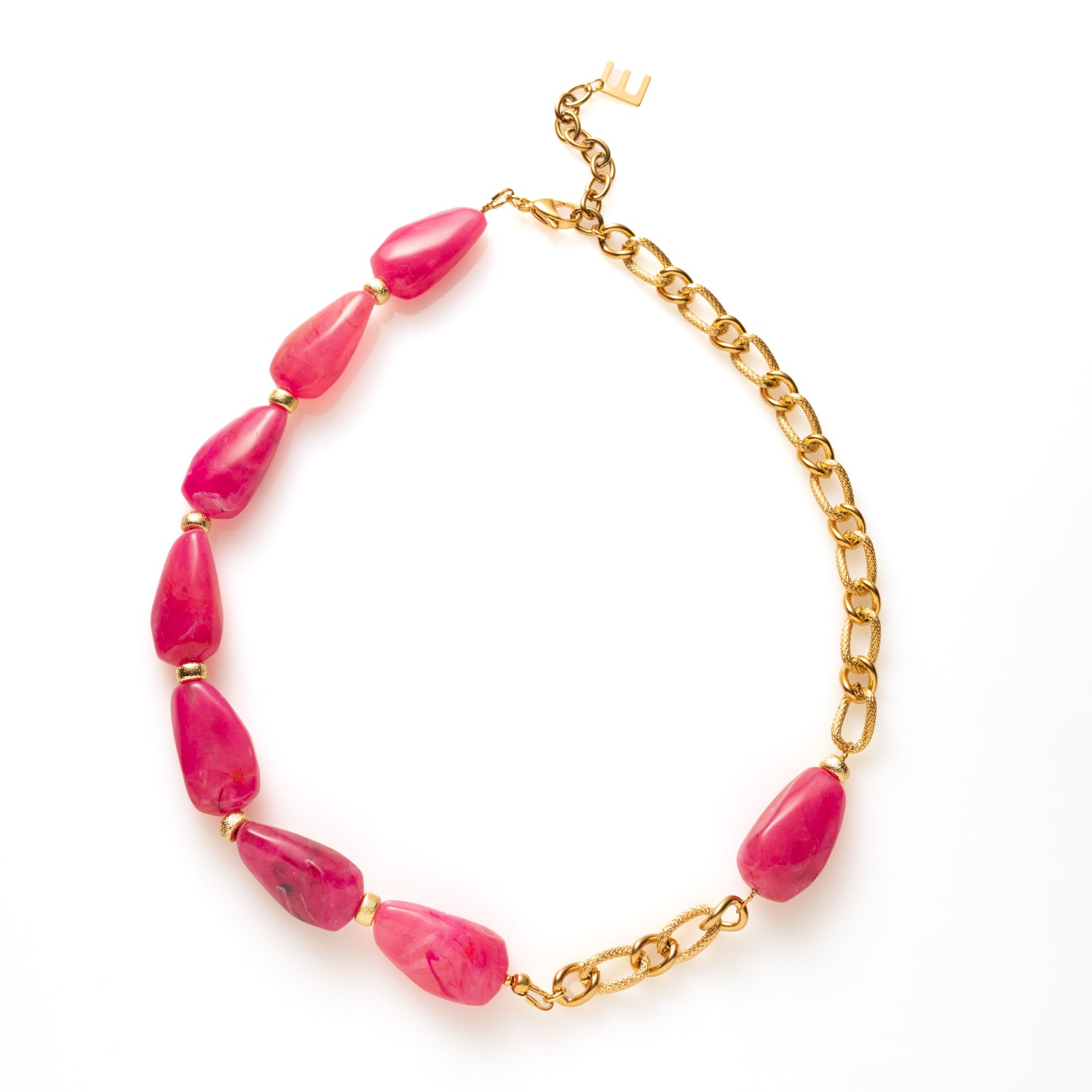 Deze grove schakelketting met gemarmerde fuchsia acryl kralen is een echte eyecatcher. De chunky schakels geven de ketting een stoer en trendy karakter, terwijl de fuchsia marmerlook zorgt voor een speelse en luxe uitstraling.
Perfect om een blouse direct meer power te geven, maar ook verrassend mooi op een warme trui. Deze ketting is gemaakt voor vrouwen die durven op te vallen en hun outfit moeiteloos naar een hoger niveau tillen. Trendy, opvallend en veelzijdig – precies wat een statement accessoire moe