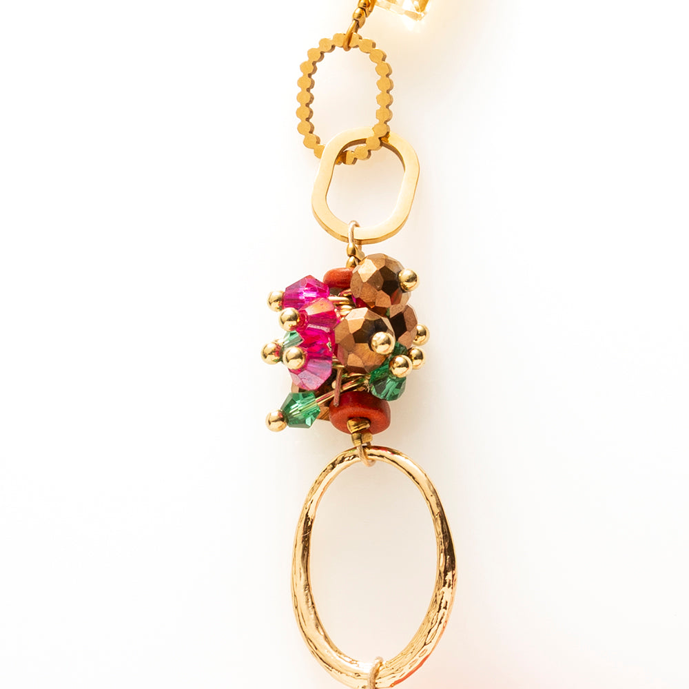 Fuchsia Fusion is een uitgesproken statement ketting waarin kleur, textuur en karakter samenkomen. De grote, glanzende acrylkralen in levendig fuchsia vormen het krachtige middelpunt en geven direct energie aan je look.
De combinatie met natuursteen kralen in warme aardetinten en frisgroen zorgt voor balans en diepte. Subtiele facetkralen vangen het licht en voegen een verfijnde sparkle toe. De diverse goudkleurige metalen elementen, van speelse ringen tot stoere schakels, geven de ketting een eigentijdse,