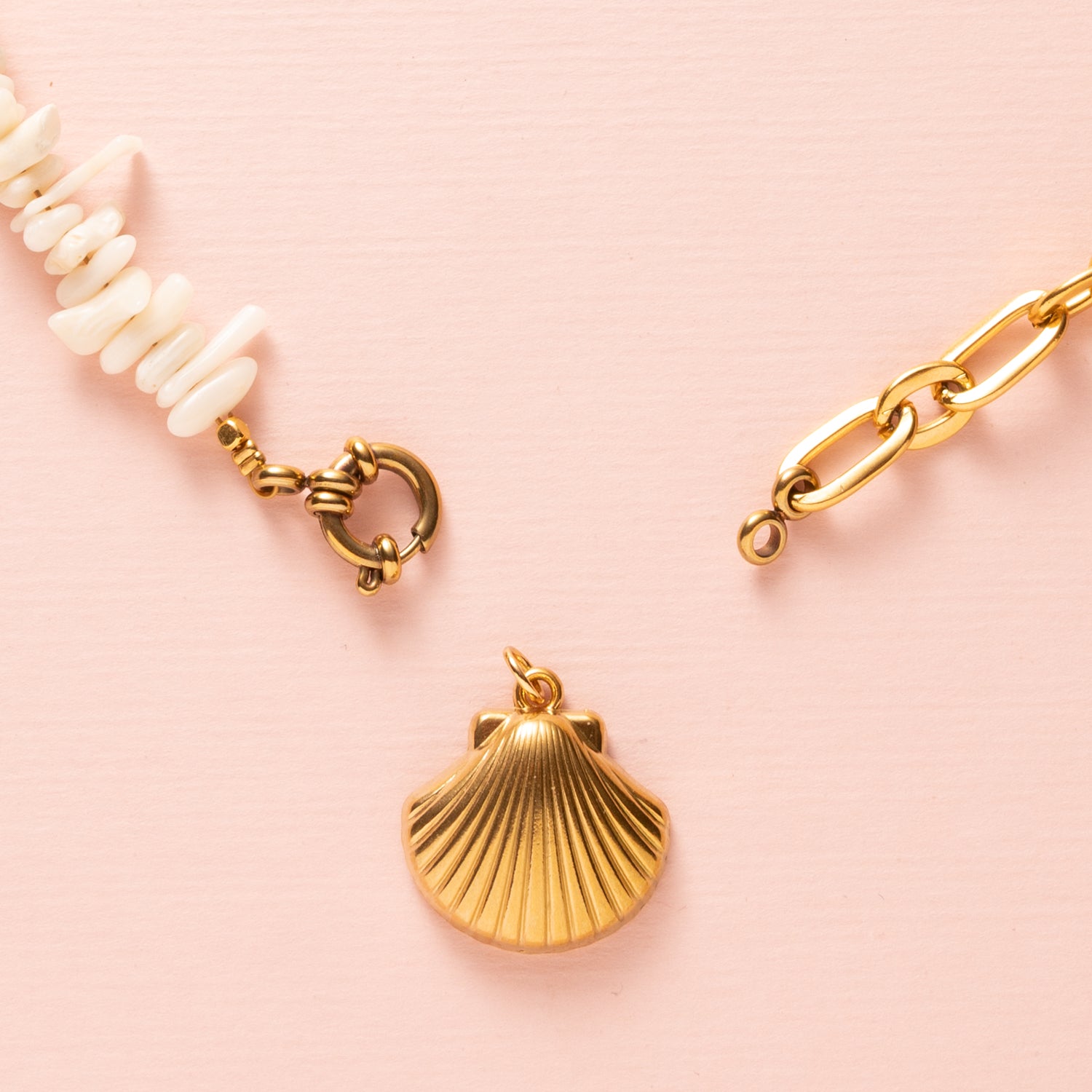 Ervaar de perfecte combinatie van elegantie en zomerse charme met de Ocean Bamboo Duo Ketting. Dit unieke sieraad bestaat uit twee delen: een zijde met natuurlijk wit Ocean Bamboo en een zijde met een grove goudkleurige schakelketting. In het midden schittert een elegant boeislot aan de voorkant, waaraan een verfijnde schelpbedel hangt.
De bedel is eenvoudig afneembaar, zodat je kunt variëren of het sieraad naar wens kunt personaliseren. De harmonieuze mix van natuurlijke en stoere elementen maakt deze ket