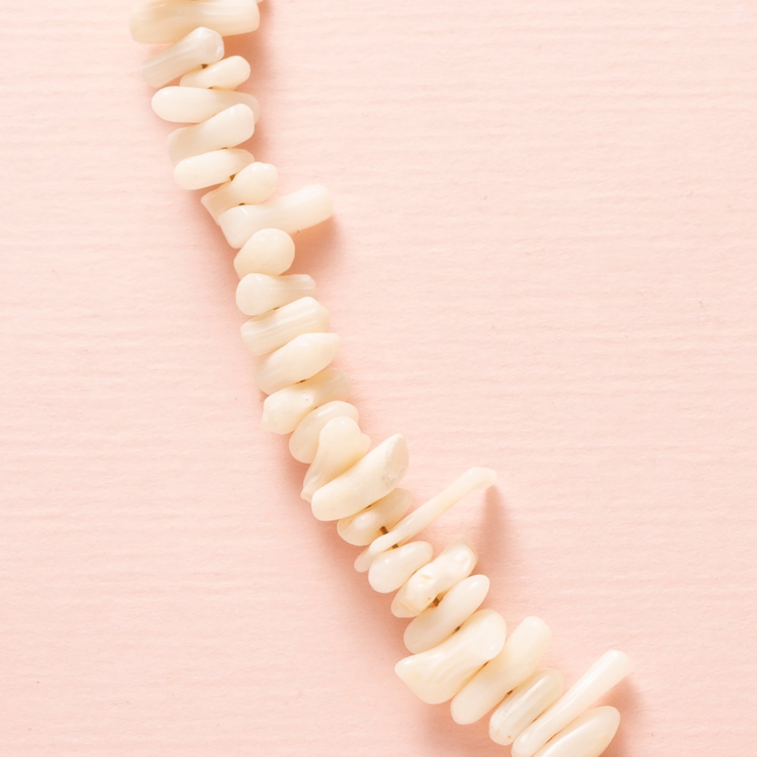 Ervaar de perfecte combinatie van elegantie en zomerse charme met de Ocean Bamboo Duo Ketting. Dit unieke sieraad bestaat uit twee delen: een zijde met natuurlijk wit Ocean Bamboo en een zijde met een grove goudkleurige schakelketting. In het midden schittert een elegant boeislot aan de voorkant, waaraan een verfijnde schelpbedel hangt.
De bedel is eenvoudig afneembaar, zodat je kunt variëren of het sieraad naar wens kunt personaliseren. De harmonieuze mix van natuurlijke en stoere elementen maakt deze ket