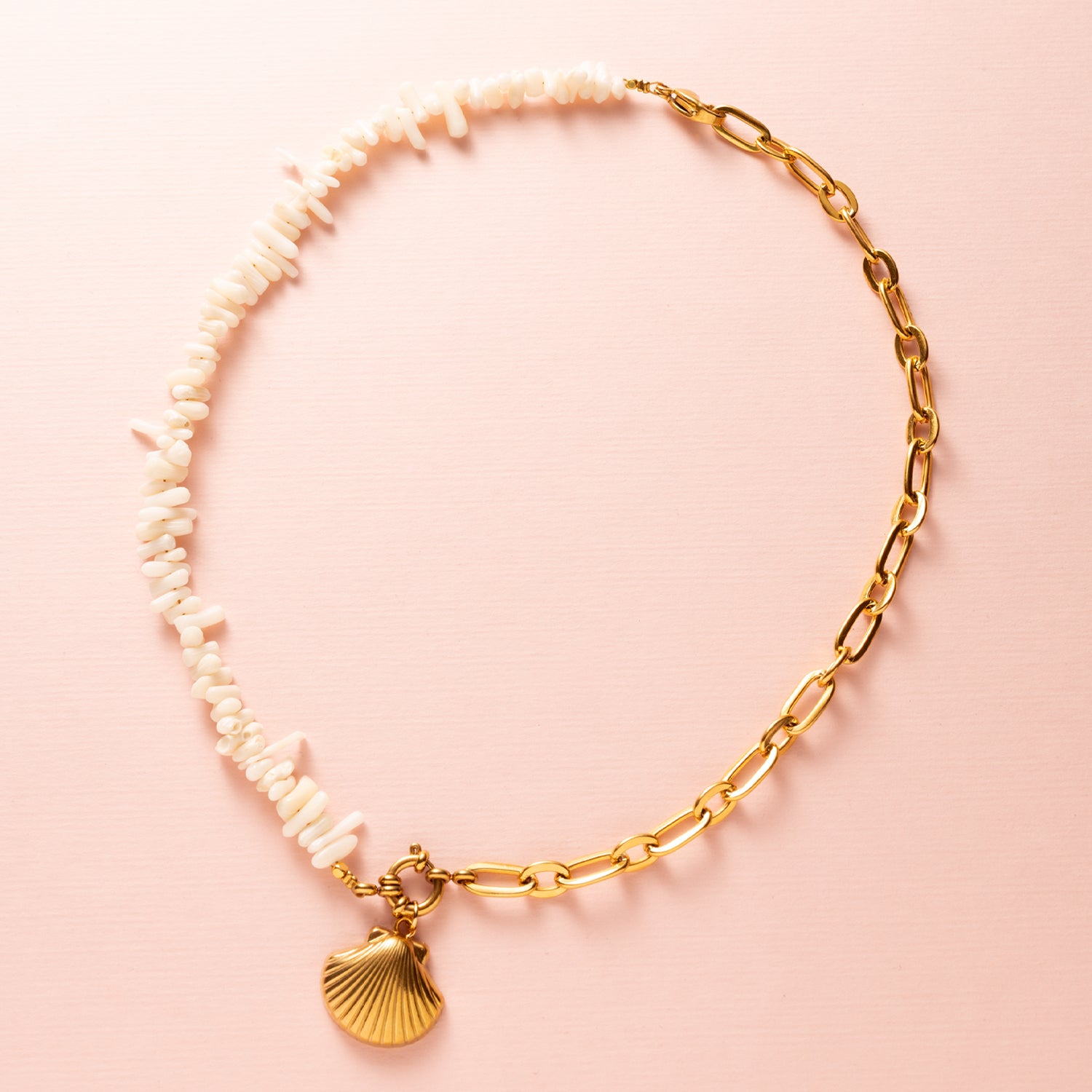 Ervaar de perfecte combinatie van elegantie en zomerse charme met de Ocean Bamboo Duo Ketting. Dit unieke sieraad bestaat uit twee delen: een zijde met natuurlijk wit Ocean Bamboo en een zijde met een grove goudkleurige schakelketting. In het midden schittert een elegant boeislot aan de voorkant, waaraan een verfijnde schelpbedel hangt.
De bedel is eenvoudig afneembaar, zodat je kunt variëren of het sieraad naar wens kunt personaliseren. De harmonieuze mix van natuurlijke en stoere elementen maakt deze ket