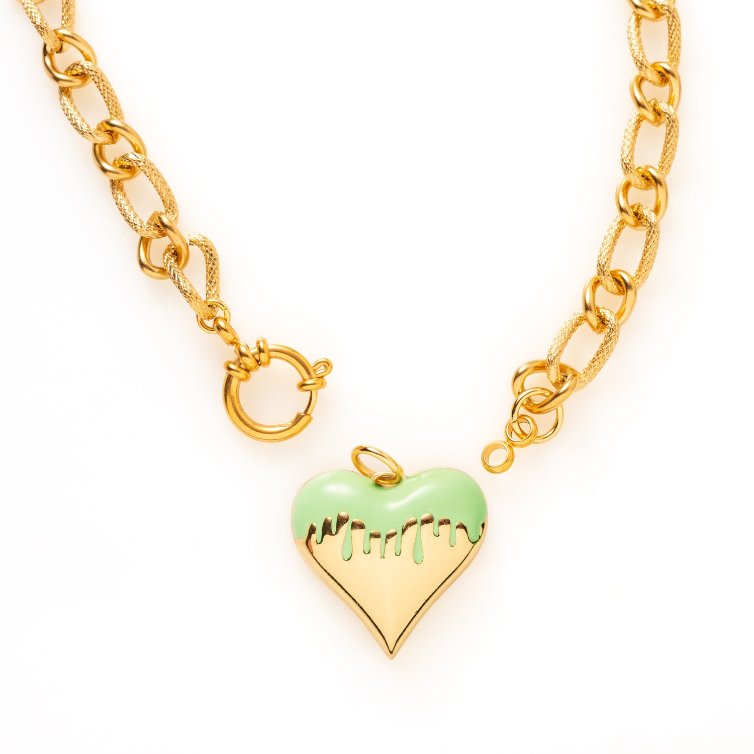 De Bold Heart ketting is een echte eyecatcher voor vrouwen die durven te kiezen. De grove schakel en het grote, gekleurde hartvormige hanger staat symbool voor lef, liefde en zelfexpressie. De ketting combineert een krachtig design met een speelse, elegante uitstraling en tilt elke outfit direct naar een hoger niveau.