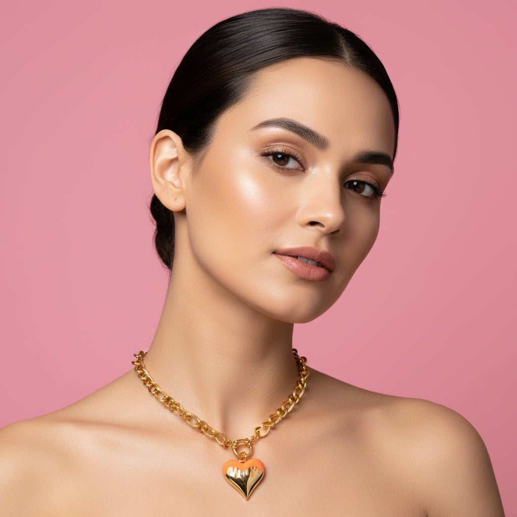 De Bold Heart ketting is een echte eyecatcher voor vrouwen die durven te kiezen. De grove schakel en het grote, gekleurde hartvormige hanger staat symbool voor lef, liefde en zelfexpressie. De ketting combineert een krachtig design met een speelse, elegante uitstraling en tilt elke outfit direct naar een hoger niveau.