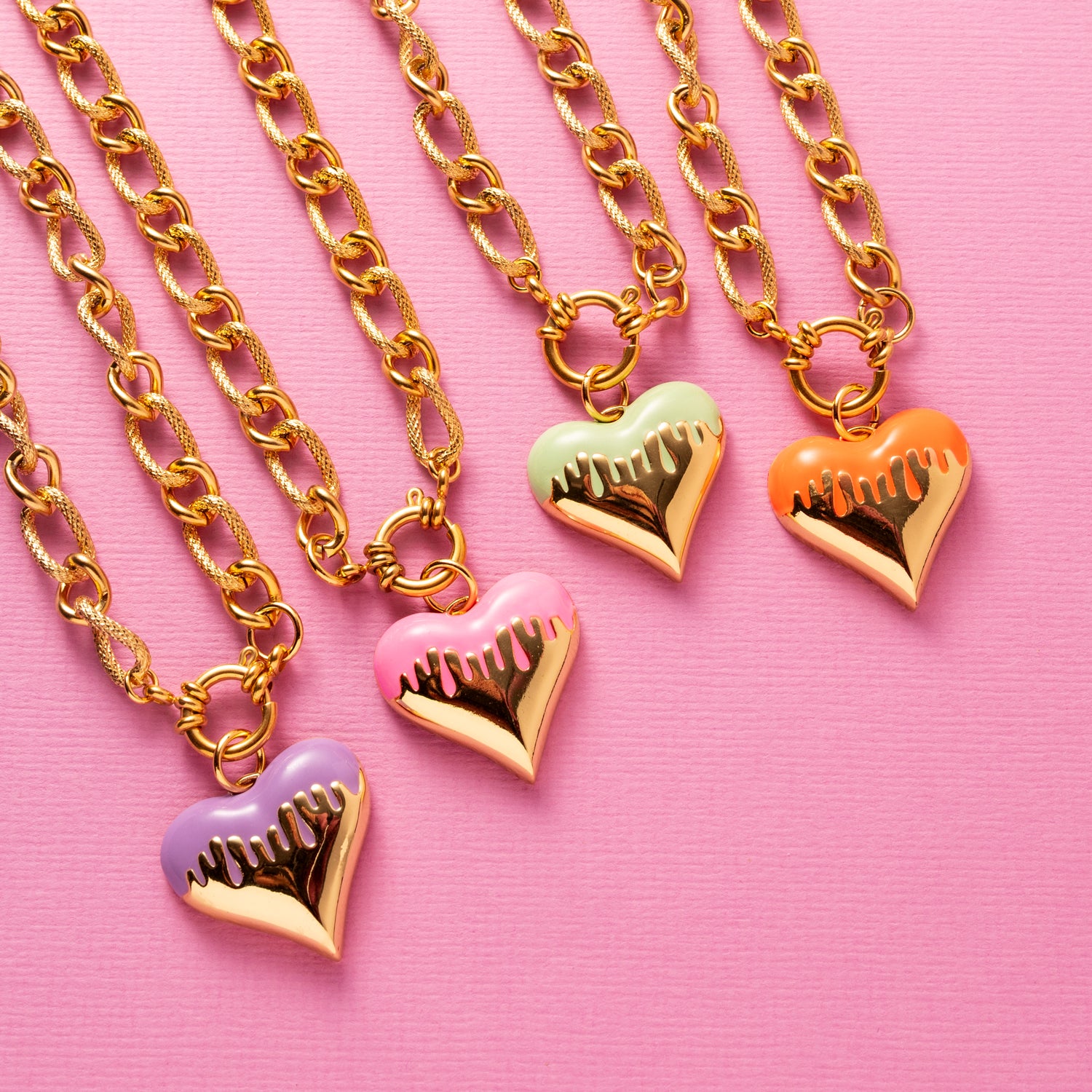 De Bold Heart ketting is een echte eyecatcher voor vrouwen die durven te kiezen. De grove schakel en het grote, gekleurde hartvormige hanger staat symbool voor lef, liefde en zelfexpressie. De ketting combineert een krachtig design met een speelse, elegante uitstraling en tilt elke outfit direct naar een hoger niveau.