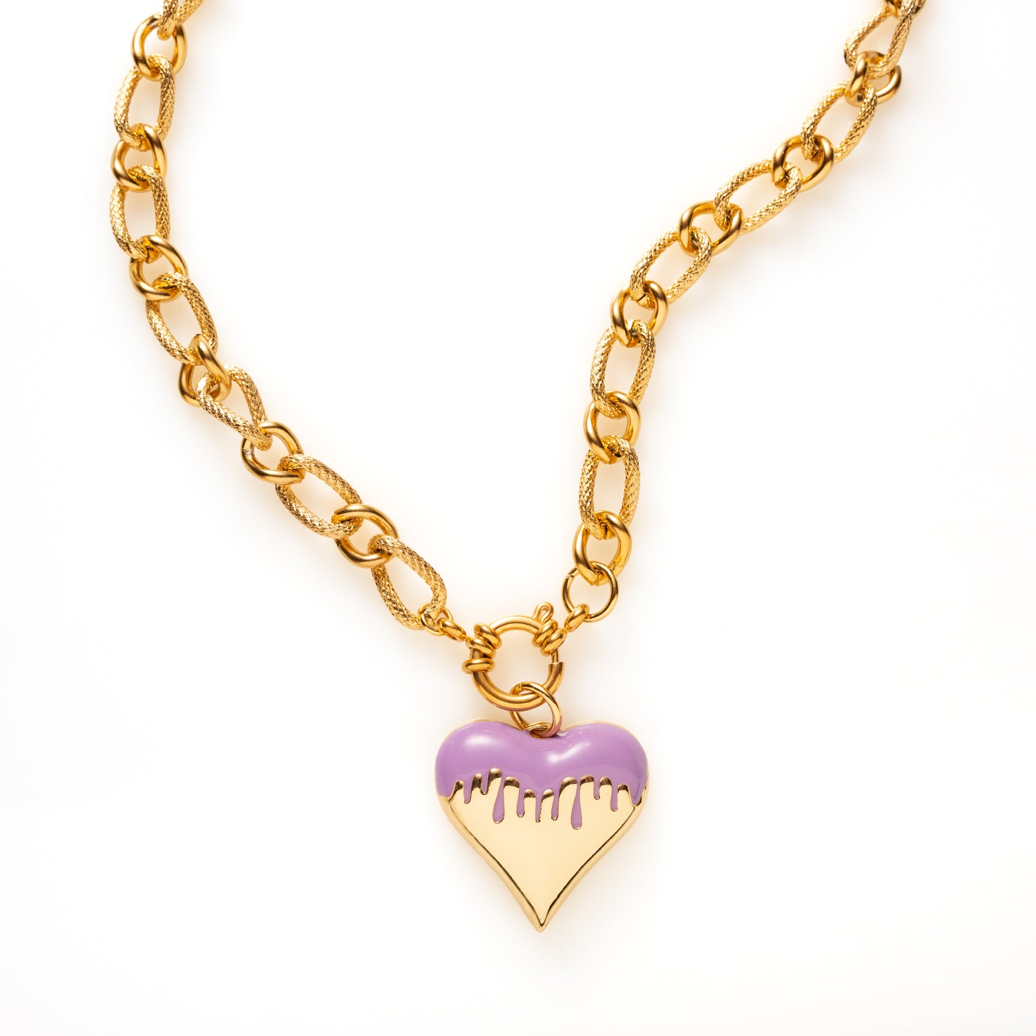 De Bold Heart ketting is een echte eyecatcher voor vrouwen die durven te kiezen. De grove schakel en het grote, gekleurde hartvormige hanger staat symbool voor lef, liefde en zelfexpressie. De ketting combineert een krachtig design met een speelse, elegante uitstraling en tilt elke outfit direct naar een hoger niveau.