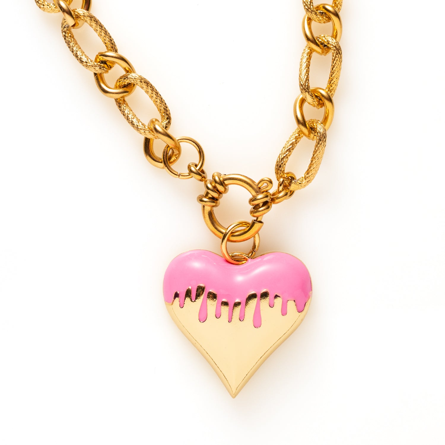 De Bold Heart ketting is een echte eyecatcher voor vrouwen die durven te kiezen. De grove schakel en het grote, gekleurde hartvormige hanger staat symbool voor lef, liefde en zelfexpressie. De ketting combineert een krachtig design met een speelse, elegante uitstraling en tilt elke outfit direct naar een hoger niveau.