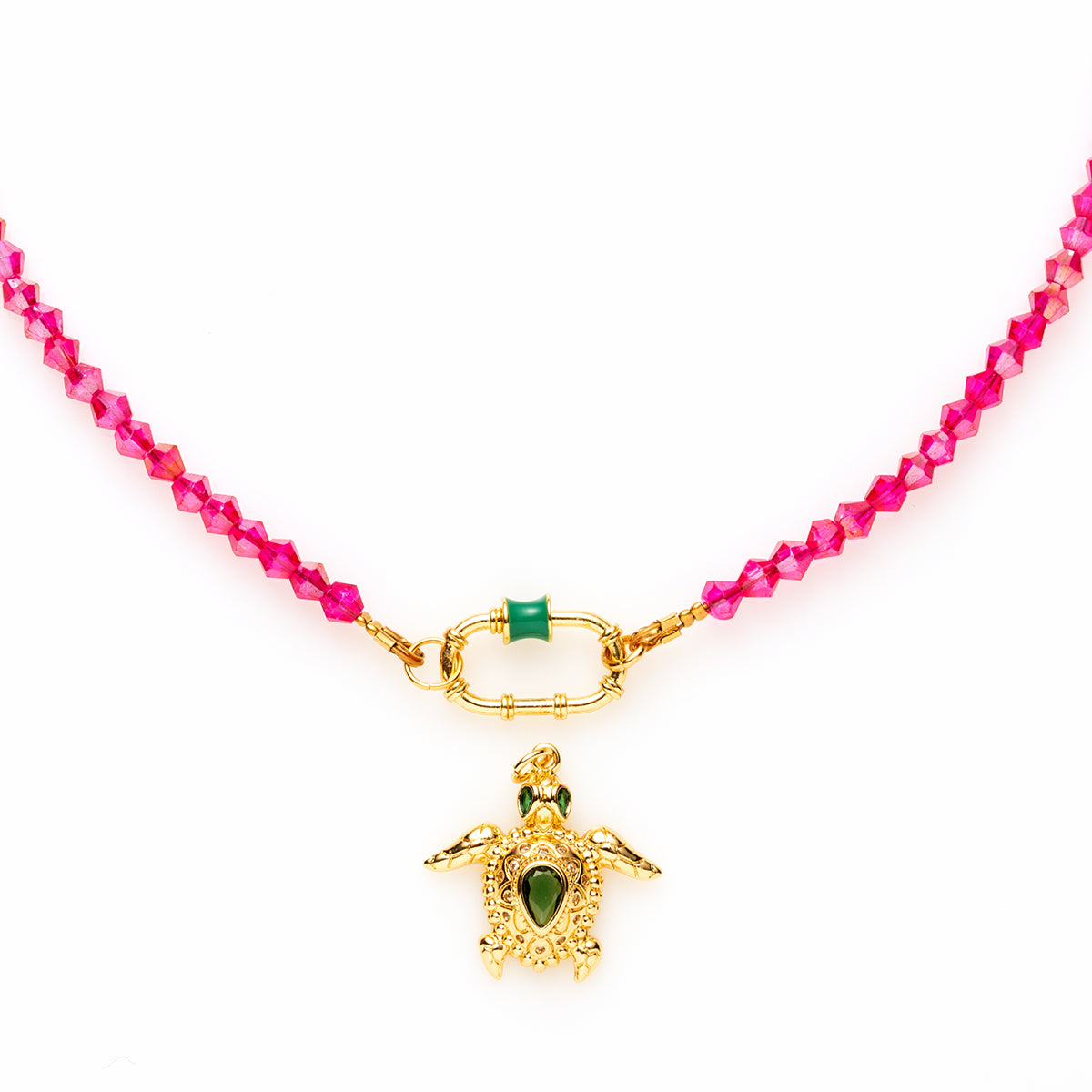 Breng kleur in je look met de Rio beaded necklace! Deze speelse en eigentijdse ketting is gemaakt van sprankelende facetgeslepen glaskralen in levendig magenta, groen of een mix. De opvallende kleuren en het frisse ontwerp maken deze ketting perfect voor zonnige dagen. Deze ketting heeft een opvallend slotje aan de voorzijde welke je open en dicht kan draaien. Hierdoor kun je makkelijk van bedels wisselen. (de ketting is exclusief de bedels, deze kun je apart selecteren.)