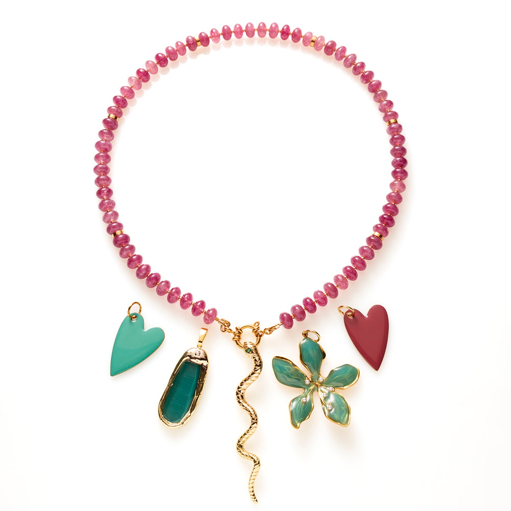 Deze bedel in de vorm van een slang is een echte eyecatcher: gedurfd, opvallend en direct een statement aan elke ketting. De slang staat al eeuwenlang symbool voor kracht, vernieuwing en verleiding - een krachtig detail met betekenis.
Eenvoudig te bevestigen aan elke ketting met een boeisluiting, voor een gedurfde toevoeging aan jouw look.