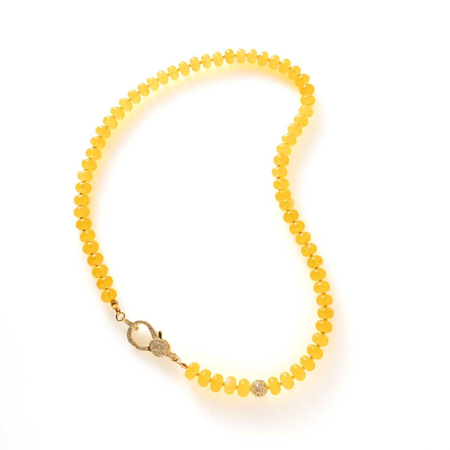 Eternal Jade Glow is een tijdloze natuursteen ketting die elegantie en kracht op een verfijnde manier samenbrengt. De ketting is gemaakt van jade en wordt afgewerkt met een opvallend groot zirkonia slot dat bewust aan de voorkant wordt gedragen. Dit detail geeft de ketting een luxe uitstraling en maakt haar tot een subtiel statement.
Dankzij het evenwichtige ontwerp is deze ketting moeiteloos te combineren. Draag haar op een blouse voor een verzorgde, professionele look of over een trui voor een stijlvolle