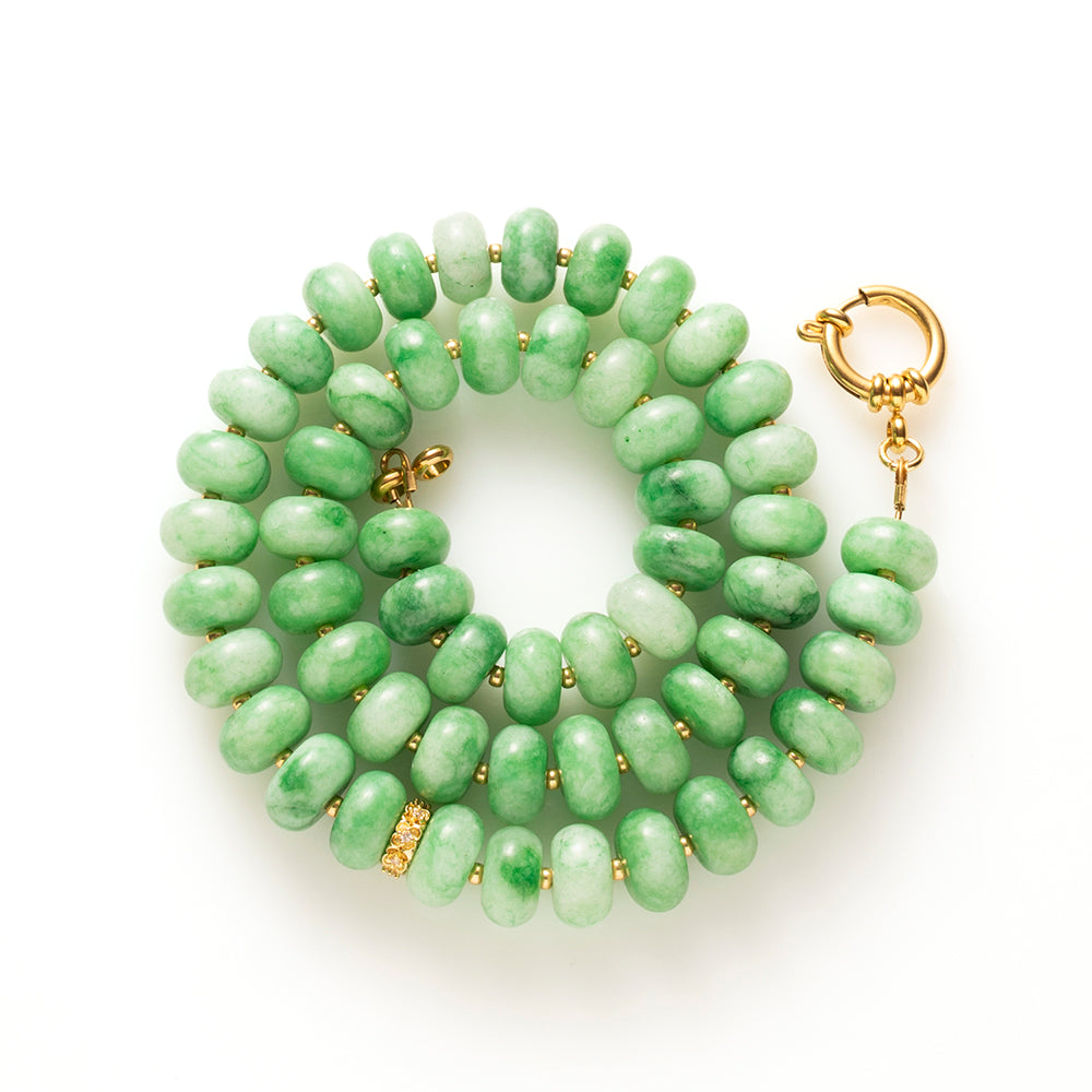 Natuursteen kralen in een fris, levendig groen, afgewisseld met kleine gouden kraaltjes en een opvallende, smalle kraal die de ketting een verfijnd accent geeft. Afgewerkt met een stoere boeisluiting.
Draag de ketting zonder bedel voor een minimalistische look, of kies je favoriete bedel voor een persoonlijke twist. Eén ketting, verschillende variaties, jij bepaalt de stijl.