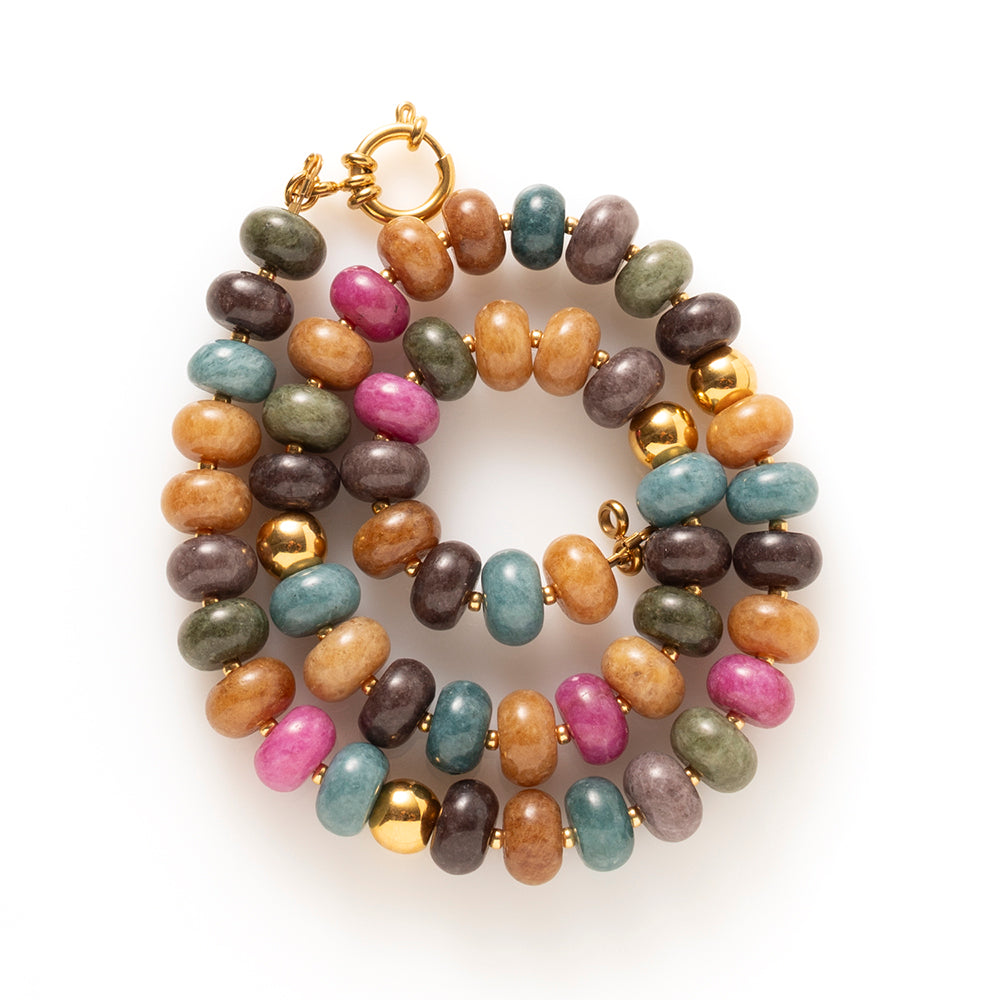 Elegante natuursteen kralenketting met rijke, diepe kleurtinten die samen een verfijnd kleurenpalet vormen. Denk aan donkergroen, saliegroen, blauwgrijs, warm okerbruin en een gedempte framboosroze. De kleuren zijn intens maar niet fel, ze hebben een chique, volwassen uitstraling.
Draag de ketting met of zonder bedel en creëer je eigen unieke look.