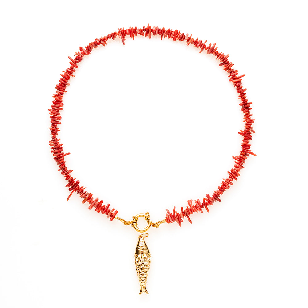 Een krachtige eyecatcher met een zomerse twist. Deze ketting met ocean bamboo kralen in warm rood straalt energie, lef en elegantie uit. Het opvallende boeislot aan de voorkant geeft de ketting een moderne en eigenzinnige uitstraling én biedt de mogelijkheid om zelf een bedel toe te voegen. Zo creëer je telkens een nieuwe look, passend bij jouw stijl of moment.
Draag de ketting solo als statement piece of combineer met langere kettingen voor een speels gelaagd effect.