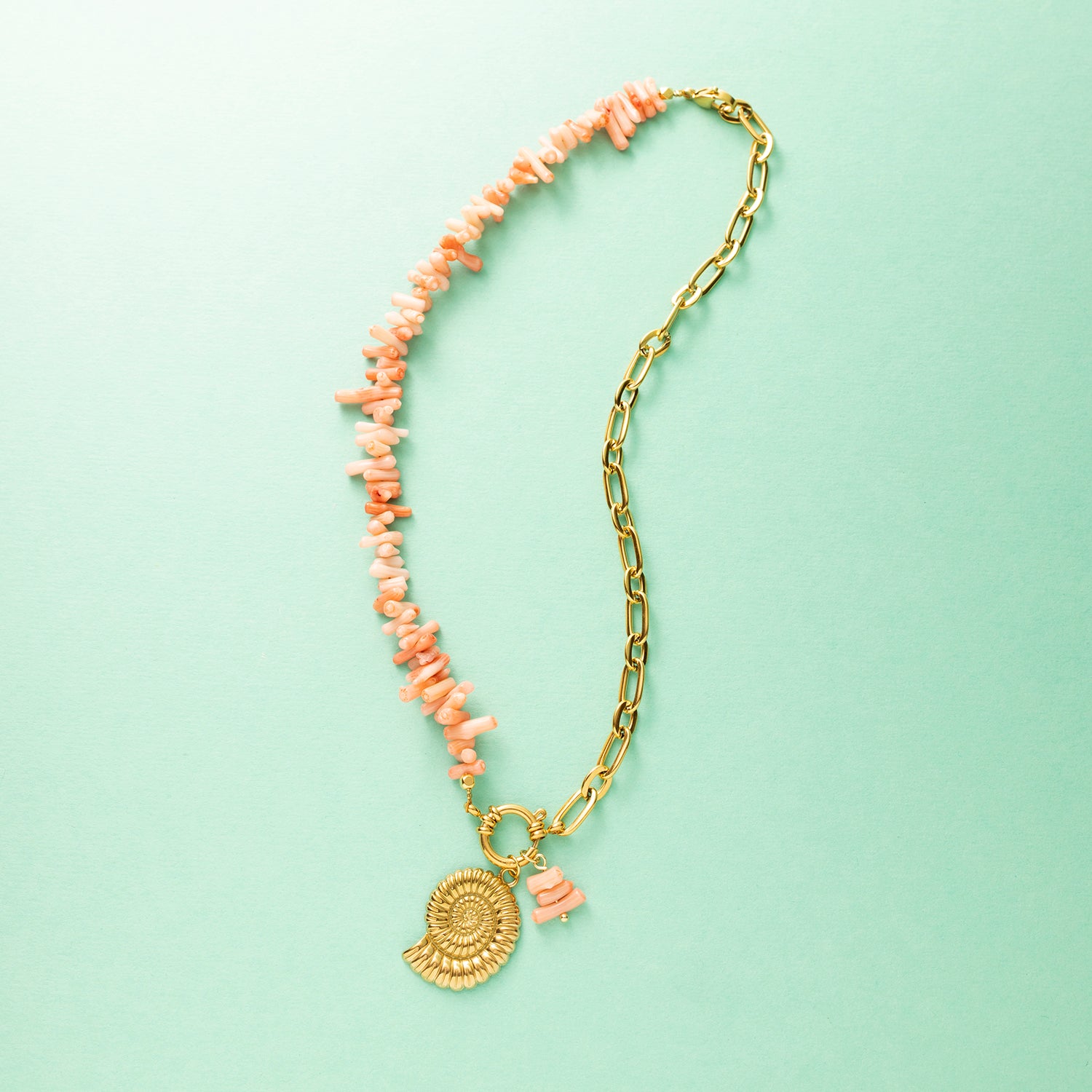 Ontdek de betoverende charme van deze ketting met Ocean Bamboo in licht (zalm) roze en een elegant boeislot aan de voorkant. Deze opvallende ketting bestaat uit twee delen: aan de ene kant de speelse Ocean Bamboe en aan de andere kant een schakelketting, wat samen een trendy en elegante uitstraling creëert.
