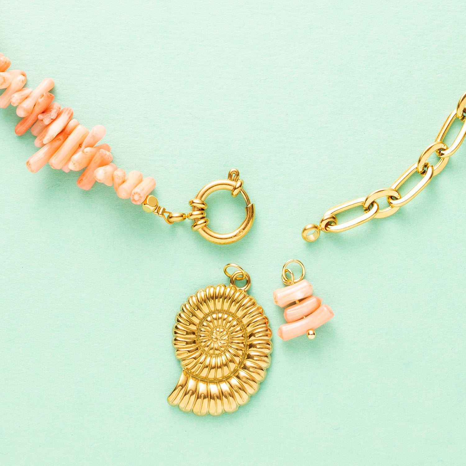 Ontdek de betoverende charme van deze ketting met Ocean Bamboo in licht (zalm) roze en een elegant boeislot aan de voorkant. Deze opvallende ketting bestaat uit twee delen: aan de ene kant de speelse Ocean Bamboe en aan de andere kant een schakelketting, wat samen een trendy en elegante uitstraling creëert.