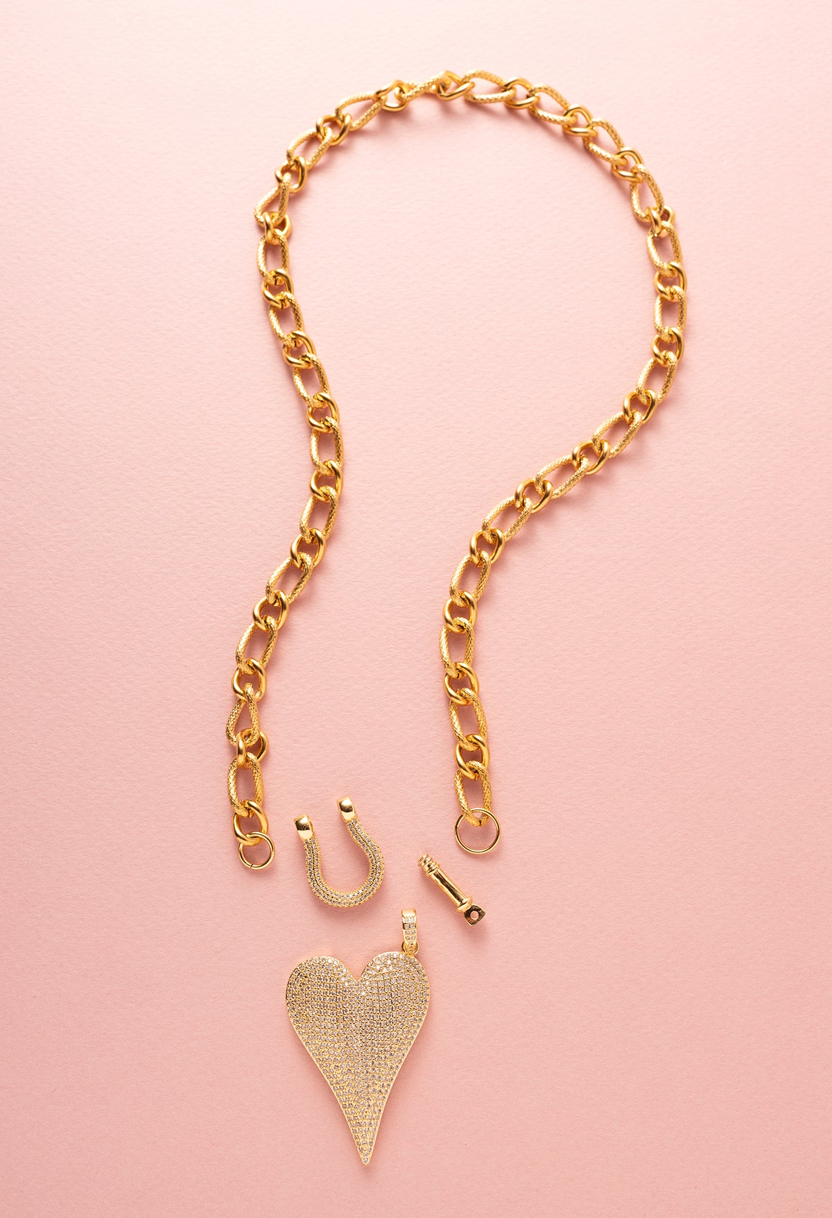 Maak een krachtig statement met de Heart of Sparkle Statement ketting. Deze opvallende ketting heeft een grove schakel en een groot zirkonia hart als eye catcher, waardoor het de perfecte aanvulling is op elke outfit. Het bijzondere slotje maakt het mogelijk om verschillende bedels aan de ketting toe te voegen, waardoor je de mogelijkheid hebt om je look te personaliseren. Dit veelzijdige sieraad is een prachtig statement piece.