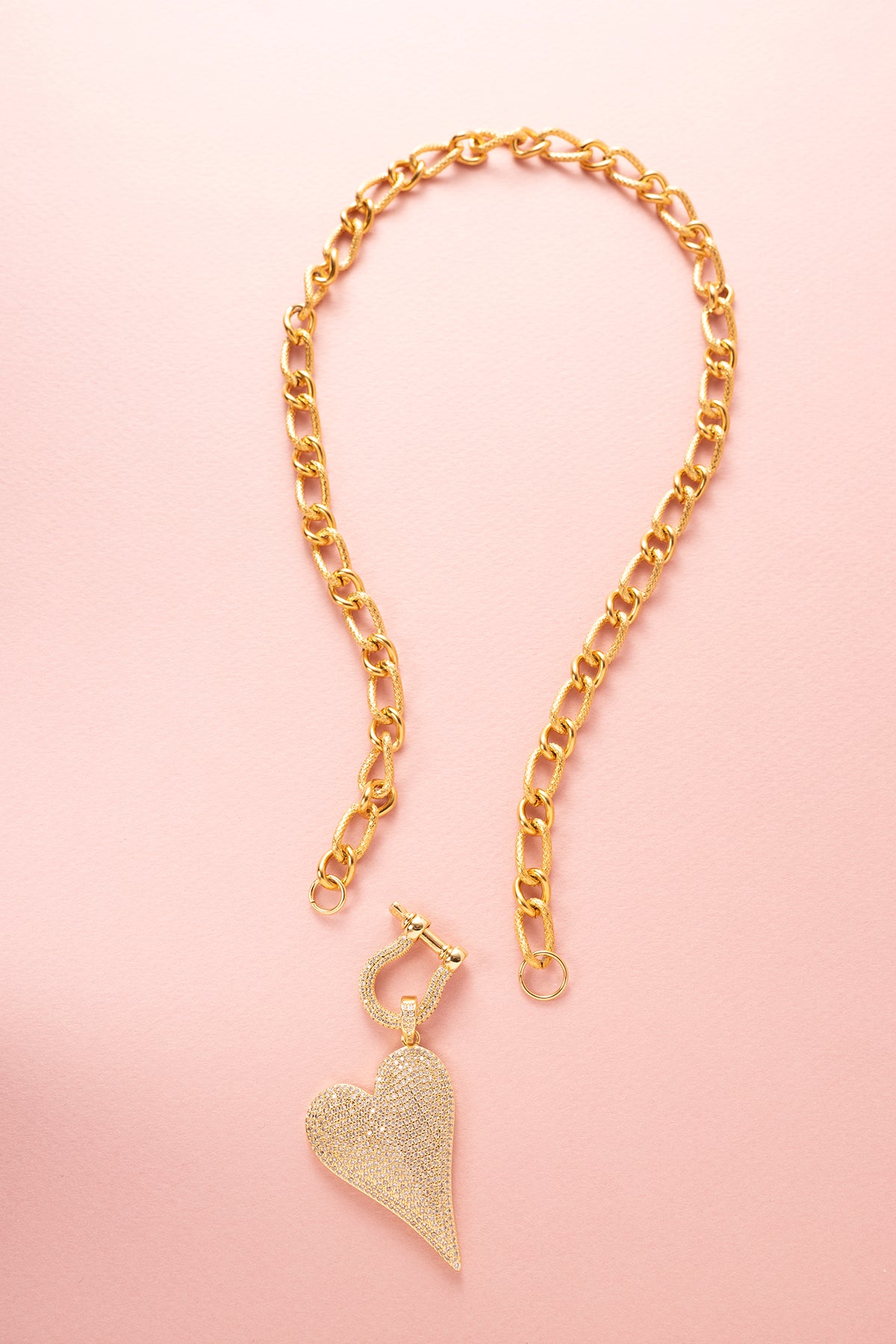 Maak een krachtig statement met de Heart of Sparkle Statement ketting. Deze opvallende ketting heeft een grove schakel en een groot zirkonia hart als eye catcher, waardoor het de perfecte aanvulling is op elke outfit. Het bijzondere slotje maakt het mogelijk om verschillende bedels aan de ketting toe te voegen, waardoor je de mogelijkheid hebt om je look te personaliseren. Dit veelzijdige sieraad is een prachtig statement piece.