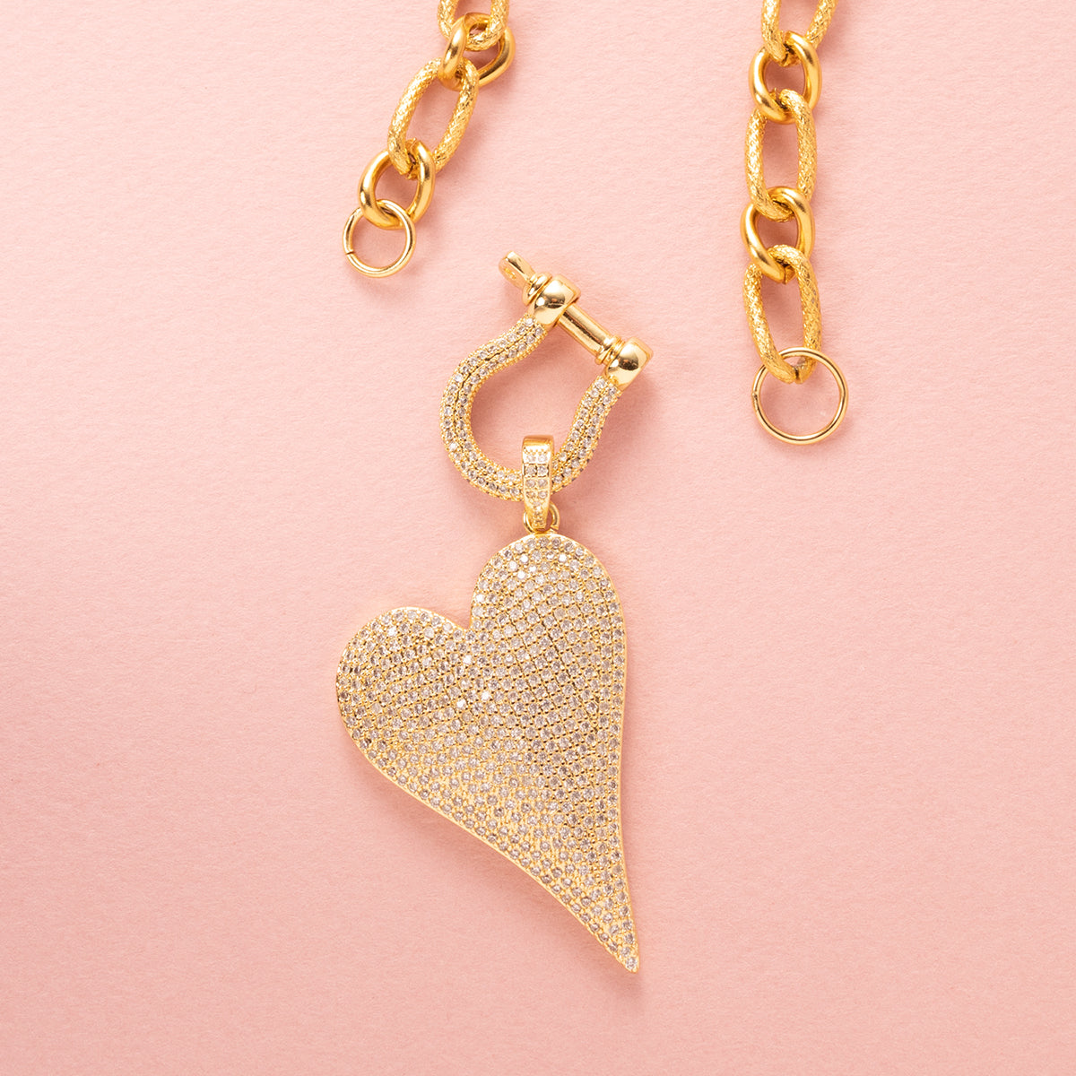 Maak een krachtig statement met de Heart of Sparkle Statement ketting. Deze opvallende ketting heeft een grove schakel en een groot zirkonia hart als eye catcher, waardoor het de perfecte aanvulling is op elke outfit. Het bijzondere slotje maakt het mogelijk om verschillende bedels aan de ketting toe te voegen, waardoor je de mogelijkheid hebt om je look te personaliseren. Dit veelzijdige sieraad is een prachtig statement piece.