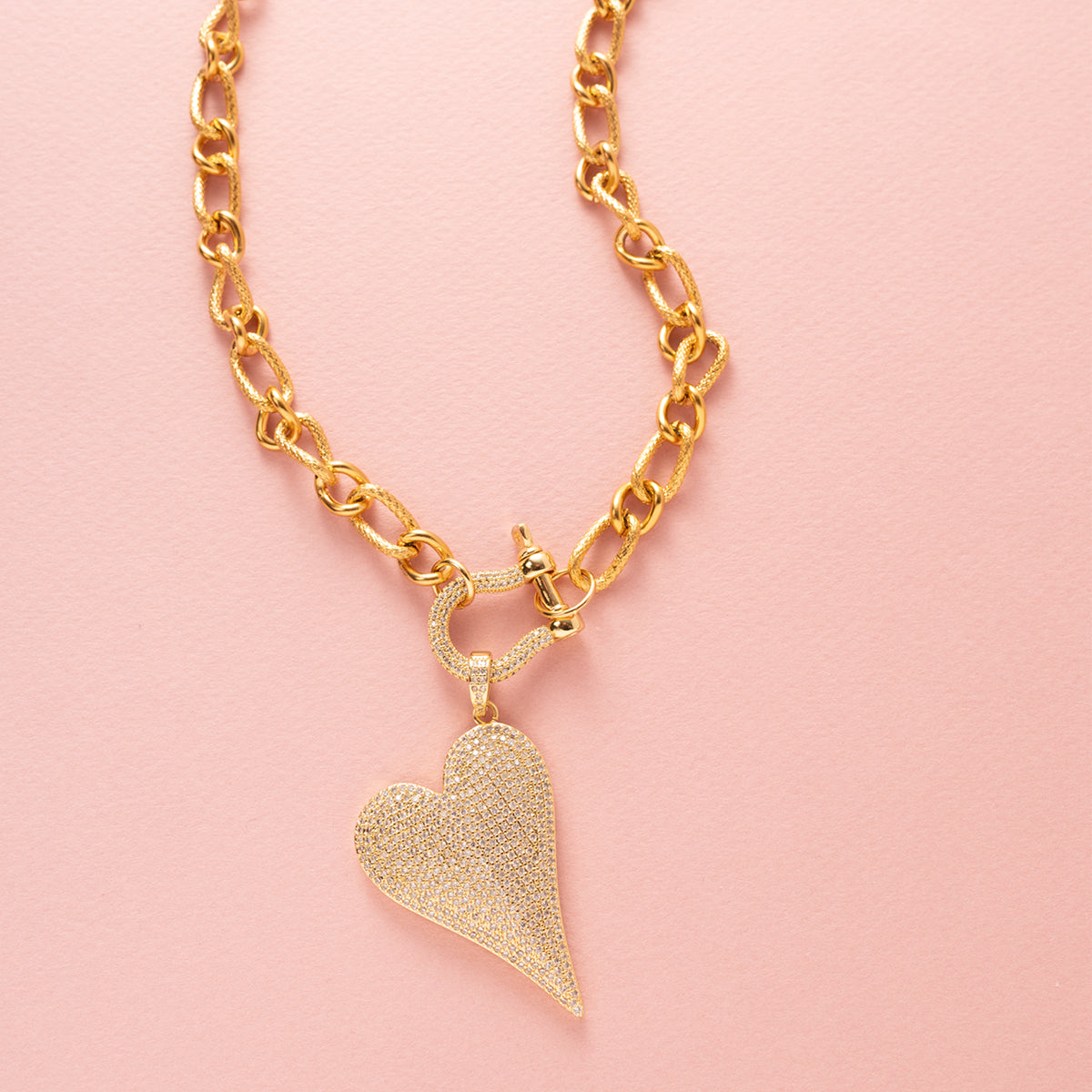 Maak een krachtig statement met de Heart of Sparkle Statement ketting. Deze opvallende ketting heeft een grove schakel en een groot zirkonia hart als eye catcher, waardoor het de perfecte aanvulling is op elke outfit. Het bijzondere slotje maakt het mogelijk om verschillende bedels aan de ketting toe te voegen, waardoor je de mogelijkheid hebt om je look te personaliseren. Dit veelzijdige sieraad is een prachtig statement piece.