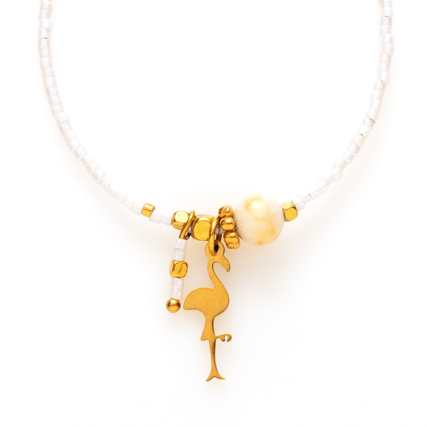 Een subtiele touch van verfijning! Dit delicate armbandje is gemaakt van hoogwaardige witte Toho-kralen, die zorgen voor een tijdloze en minimalistische uitstraling. De fijne kraaltjes reflecteren het licht op een subtiele manier, waardoor het armbandje zowel ingetogen als elegant is. Het schattige flamingo-bedeltje voegt een speels accent toe en brengt een vleugje zomer en vrolijkheid met zich mee.