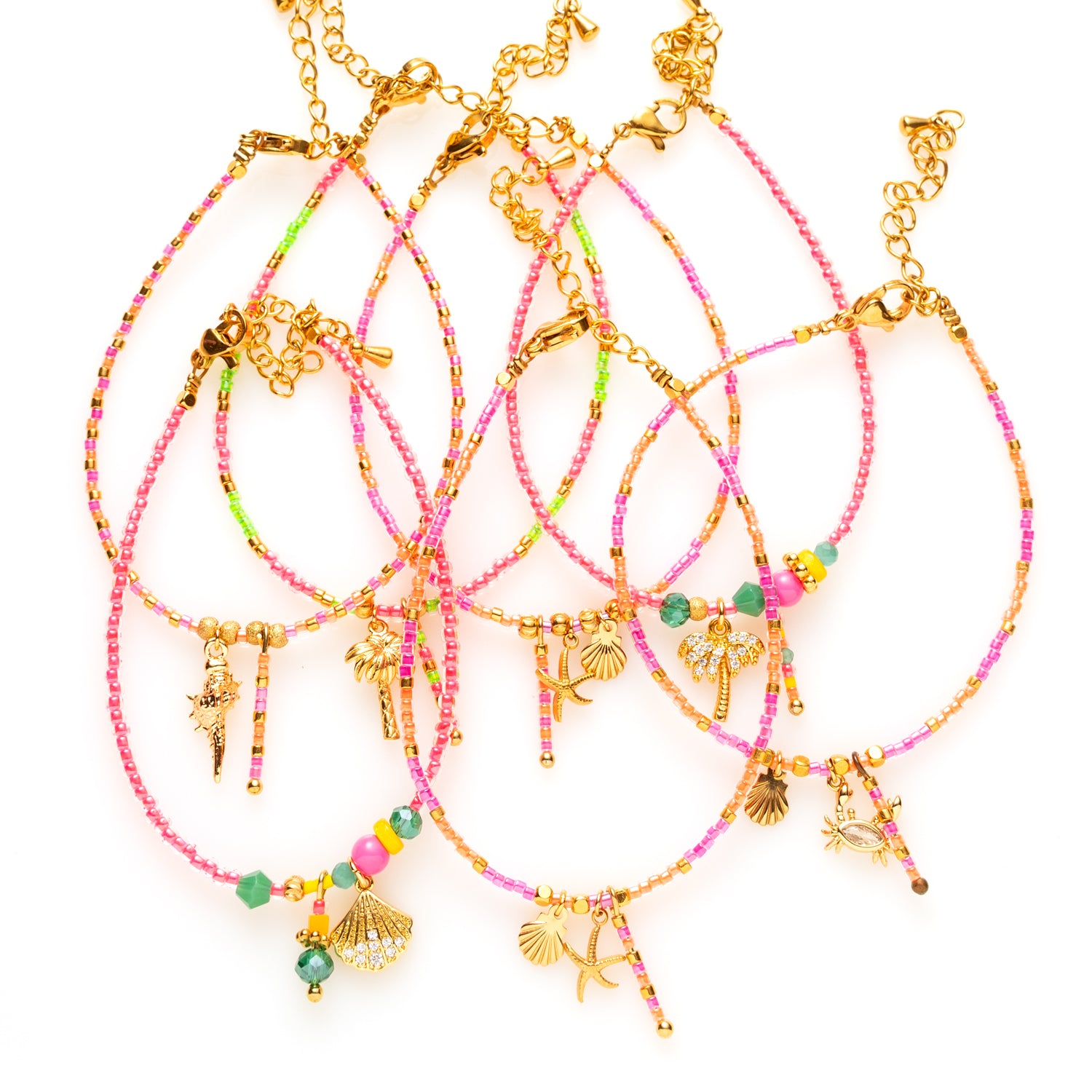 Dit handgemaakte kralenarmbandje in paars en fel oranje Toho-kralen is een ware blikvanger! Het wordt prachtig aangevuld met bedeltjes van een zeester en schelpje, die een speelse, tropische flair toevoegen.