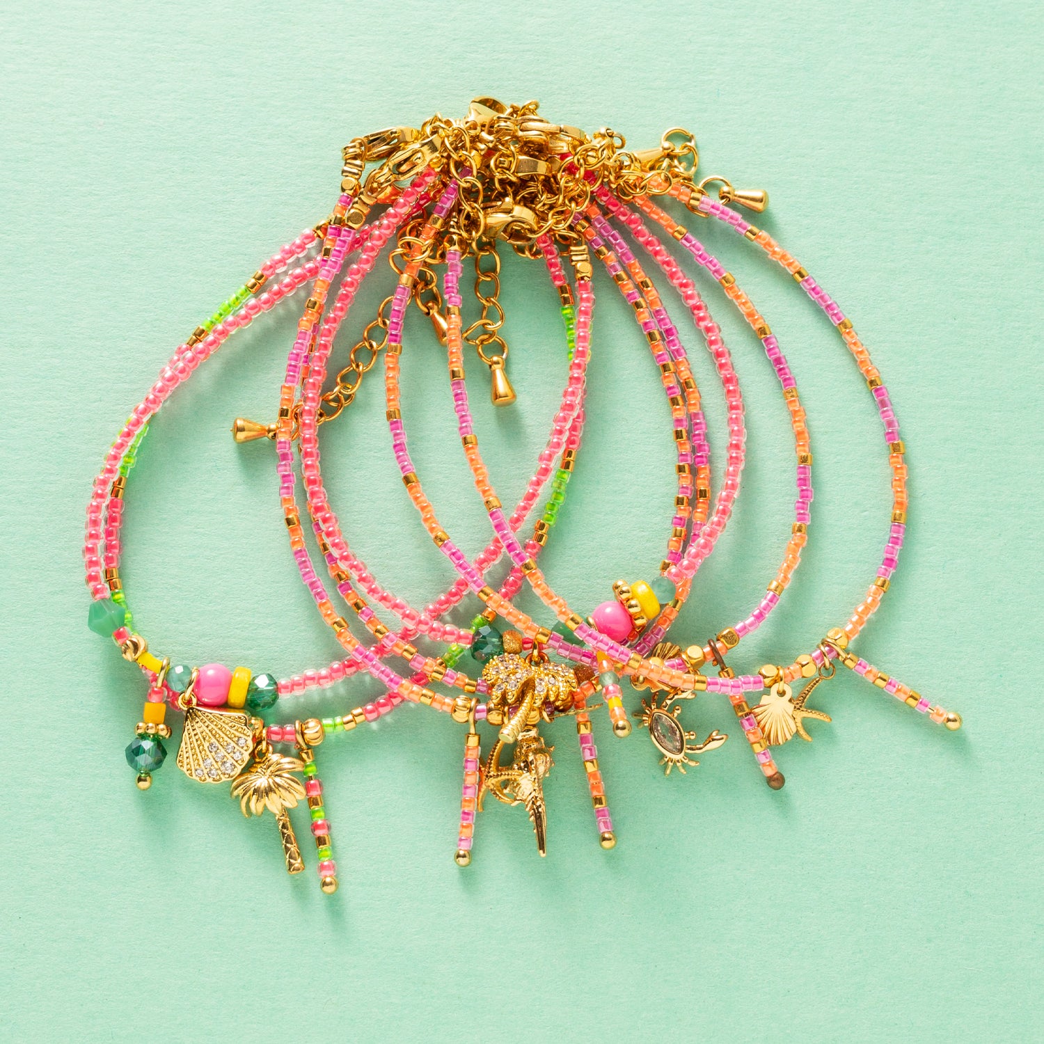 Dit handgemaakte armbandje in felroze Toho-kralen biedt de perfecte balans tussen verfijning en opvallende kleur. Het kleine zirkonia schelpje-bedeltje voegt een vleugje sprankeling en een subtiele flair toe. Het resultaat is een stijlvolle, kleurrijke en toch elegante look.