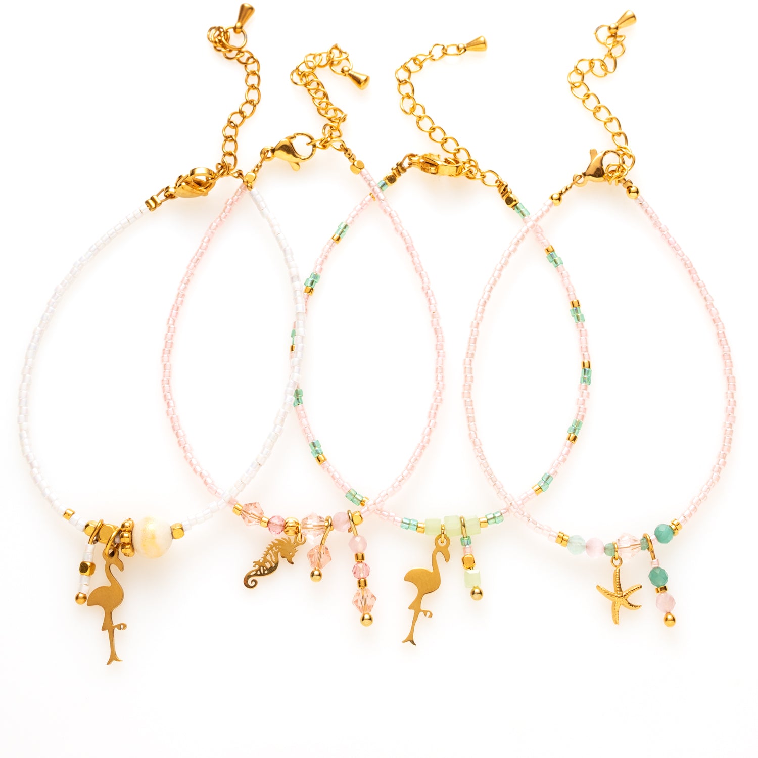 Een verfijnd en subtiel armbandje dat de schoonheid van eenvoud benadrukt. Dit delicate armbandje is gemaakt van lichtroze Toho-kralen, die een zachte en elegante uitstraling geven. Het schattige zeepaardje-bedeltje voegt een speels en tropisch element toe, perfect voor een zomerse, boho look.