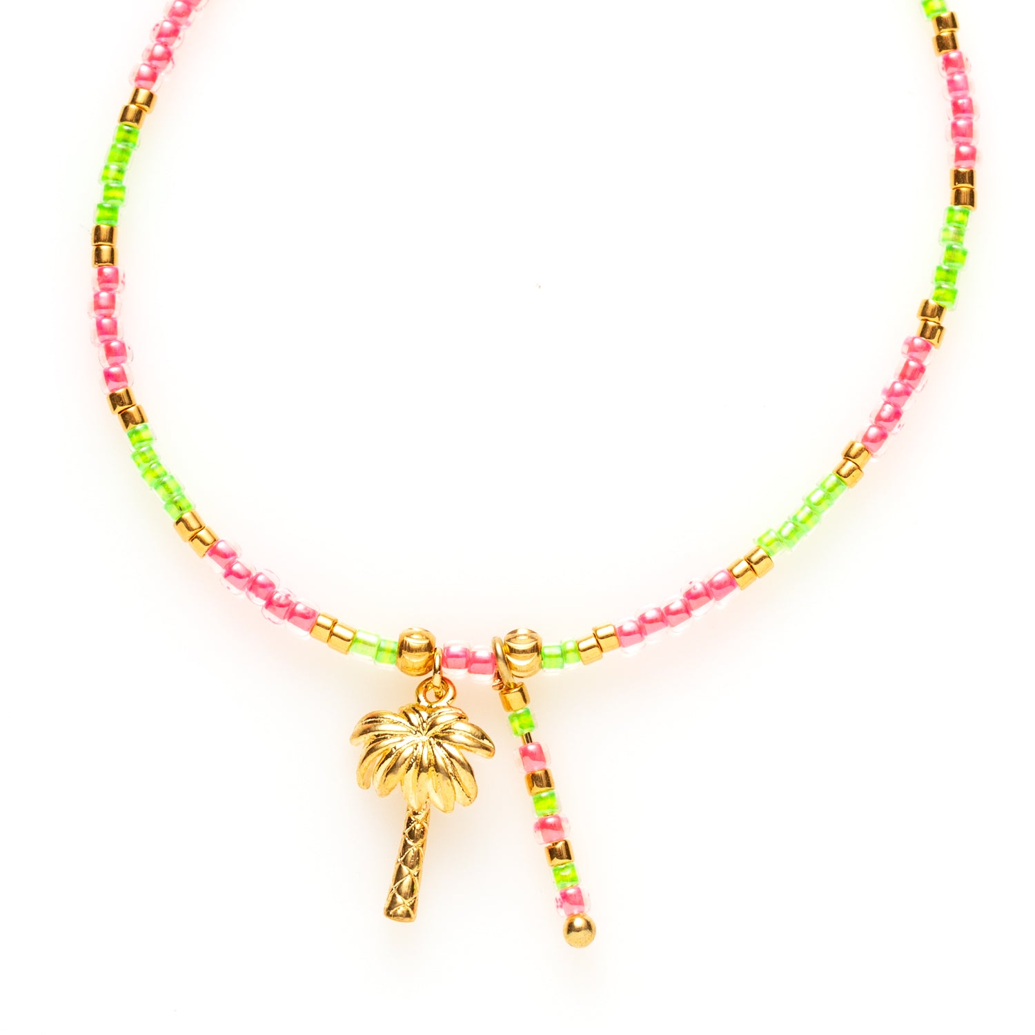 Dit handgemaakte armbandje is een explosie van kleur! Felroze en groene Toho-kralen zorgen voor een opvallende, levendige uitstraling, terwijl het palmboompje-bedeltje een speelse tropische touch toevoegt.