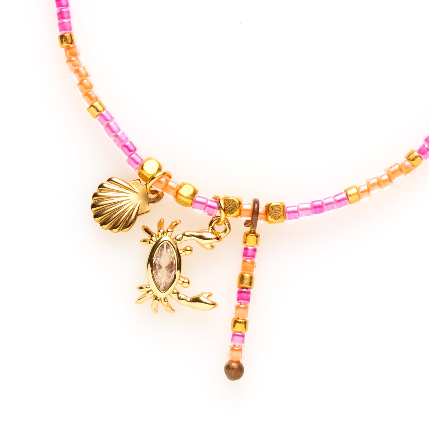 Dit handgemaakte armbandje in paars en fel oranje brengt tropische energie naar je look! De levendige kleuren zorgen voor een opvallende uitstraling, terwijl het schelpje- en schattige krabbetje een speelse flair toevoegen.