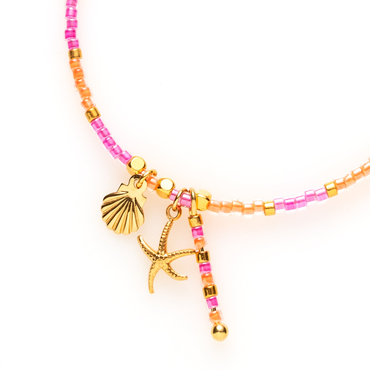 Dit handgemaakte armbandje is een kleurrijke explosie van oranje en paars! De felle kleuren zorgen voor een opvallende en energieke uitstraling. Het schattige zeeschelpje- en zeester-bedeltje voegen een speelse, tropische flair toe, perfect voor wie houdt van een vrolijke en zomerse look.