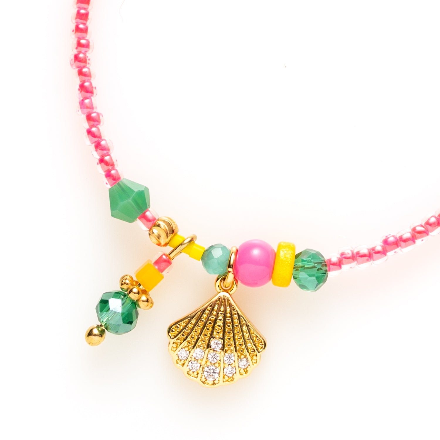 Dit handgemaakte armbandje in felroze Toho-kralen biedt de perfecte balans tussen verfijning en opvallende kleur. Het kleine zirkonia schelpje-bedeltje voegt een vleugje sprankeling en een subtiele flair toe. Het resultaat is een stijlvolle, kleurrijke en toch elegante look.