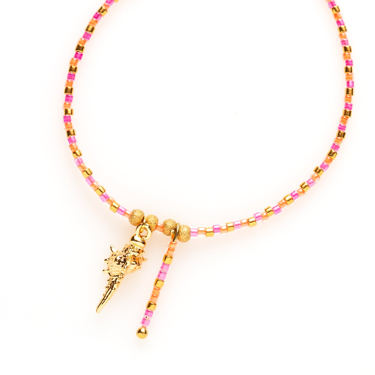 Dit handgemaakte armbandje in paars en fel oranje Toho-kralen brengt vrolijkheid en energie! De levendige kleuren combineren perfect met het schattige zeeschelpje-bedeltje, wat het armbandje een speelse, tropische uitstraling geeft.