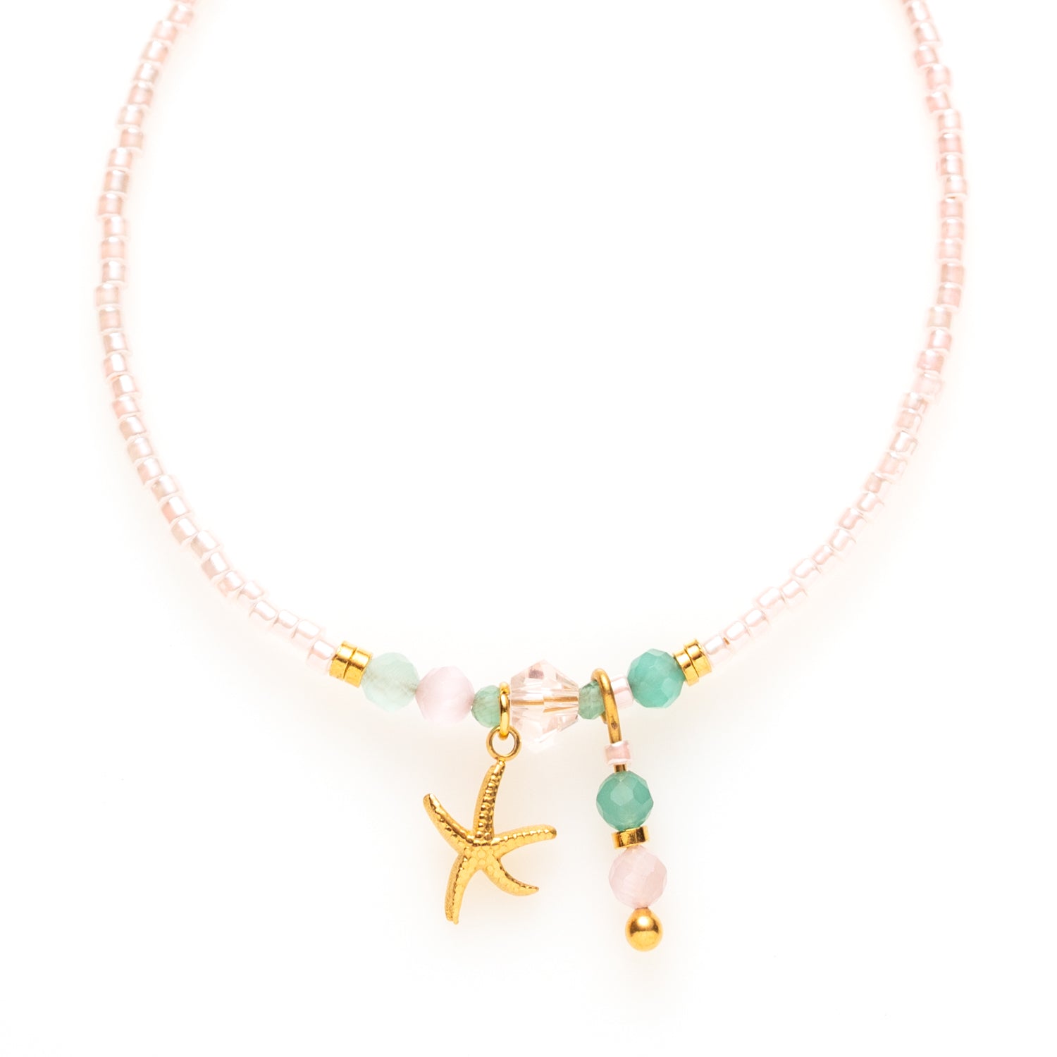 Een sierlijk armbandje met een vleugje zee-magie! Dit verfijnde kralenarmbandje combineert zachte roze Toho-kralen met natuurstenen kraaltjes in groen en roze, wat zorgt voor een harmonieuze en elegante uitstraling. Het kleine zeester-bedeltje voegt een speels en zomers accent toe, perfect voor liefhebbers van de oceaan.