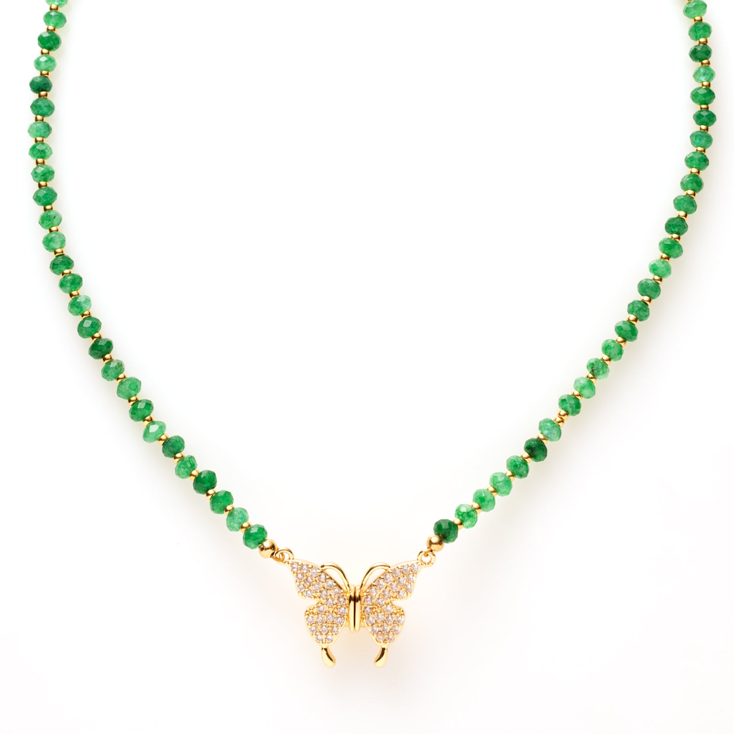 Voeg een vleugje magie toe aan je look met Butterfly Sparkle. Deze elegante kralenketting is verkrijgbaar in drie variaties:
🤍 met glanzende zoetwaterparels
🌿 met groene natuursteenkralen
🌸 met zachte roze natuursteenkralen
Alle drie zijn ze afgewerkt met een sprankelend detail: een vlinderslot vol schitterende zirkonia steentjes, subtiel geplaatst aan de voorkant. De verborgen magneetsluiting maakt het niet alleen praktisch, maar ook een echte eyecatcher.