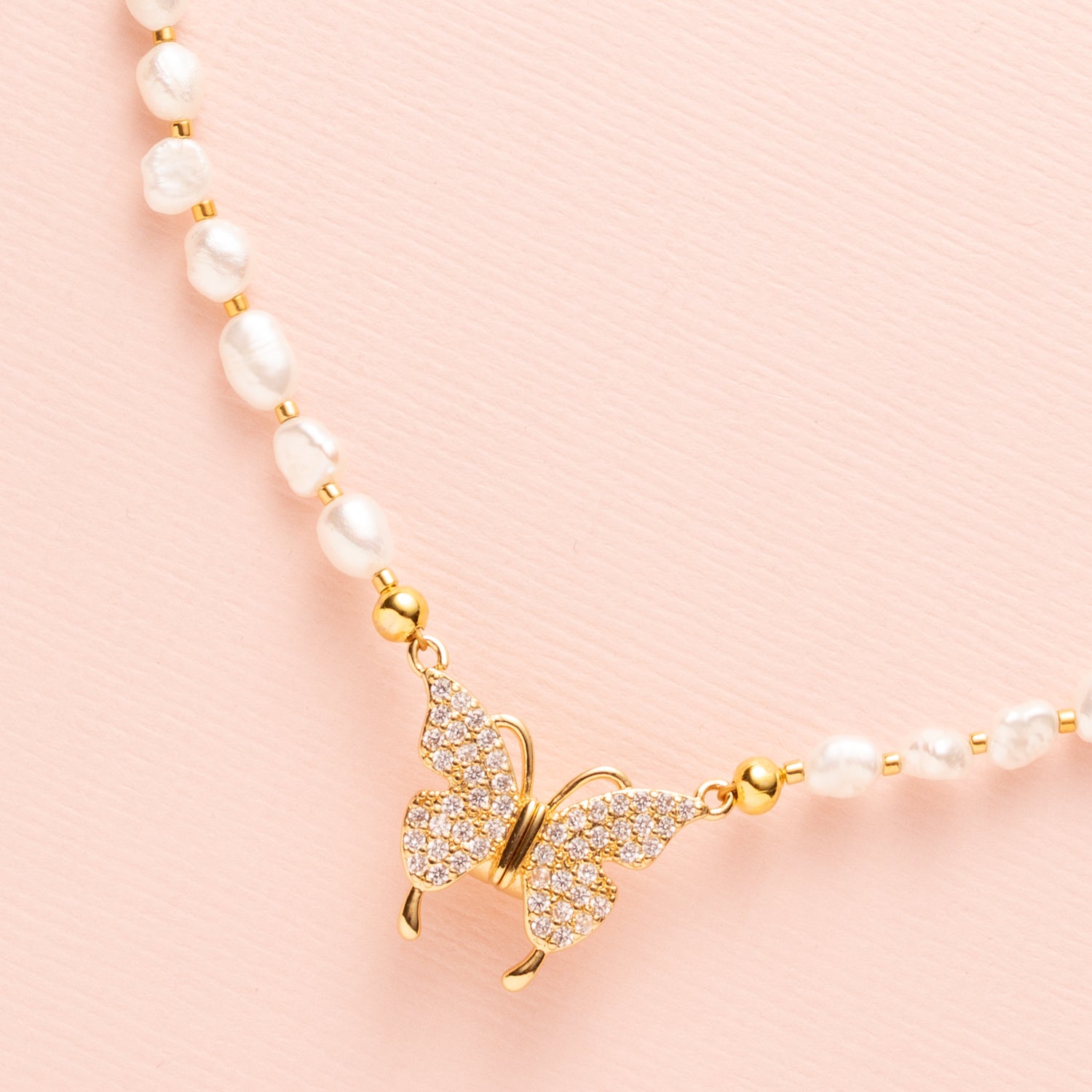 Voeg een vleugje magie toe aan je look met Butterfly Sparkle. Deze elegante kralenketting is verkrijgbaar in drie variaties:
🤍 met glanzende zoetwaterparels
🌿 met groene natuursteenkralen
🌸 met zachte roze natuursteenkralen
Alle drie zijn ze afgewerkt met een sprankelend detail: een vlinderslot vol schitterende zirkonia steentjes, subtiel geplaatst aan de voorkant. De verborgen magneetsluiting maakt het niet alleen praktisch, maar ook een echte eyecatcher.