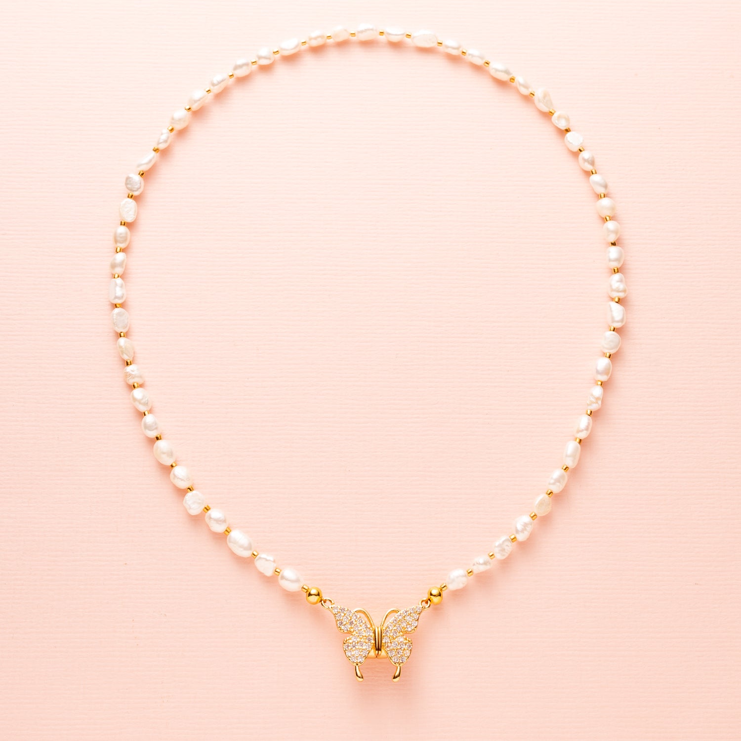 Voeg een vleugje magie toe aan je look met Butterfly Sparkle. Deze elegante kralenketting is verkrijgbaar in drie variaties:
🤍 met glanzende zoetwaterparels
🌿 met groene natuursteenkralen
🌸 met zachte roze natuursteenkralen
Alle drie zijn ze afgewerkt met een sprankelend detail: een vlinderslot vol schitterende zirkonia steentjes, subtiel geplaatst aan de voorkant. De verborgen magneetsluiting maakt het niet alleen praktisch, maar ook een echte eyecatcher.