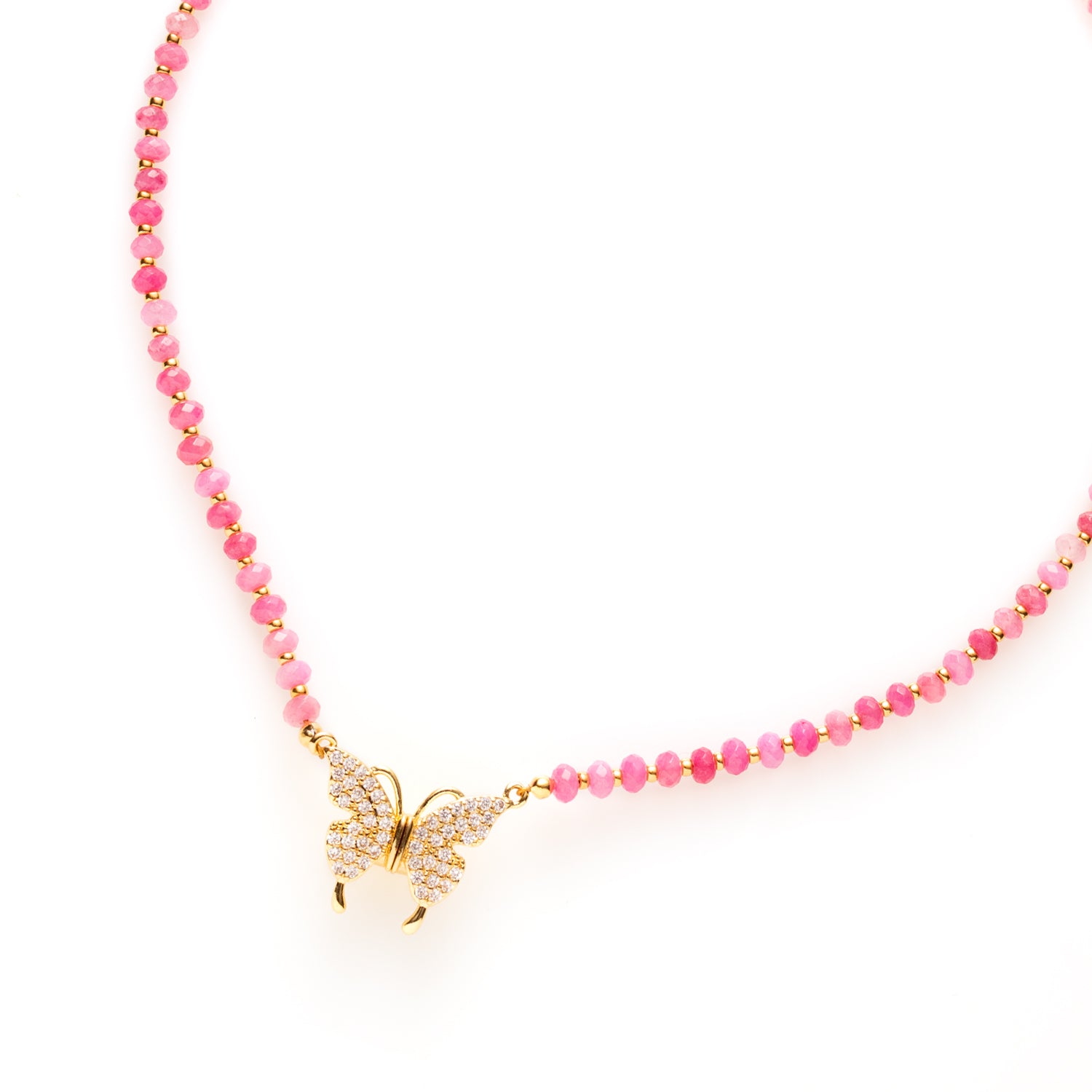 Voeg een vleugje magie toe aan je look met Butterfly Sparkle. Deze elegante kralenketting is verkrijgbaar in drie variaties:
🤍 met glanzende zoetwaterparels
🌿 met groene natuursteenkralen
🌸 met zachte roze natuursteenkralen
Alle drie zijn ze afgewerkt met een sprankelend detail: een vlinderslot vol schitterende zirkonia steentjes, subtiel geplaatst aan de voorkant. De verborgen magneetsluiting maakt het niet alleen praktisch, maar ook een echte eyecatcher.