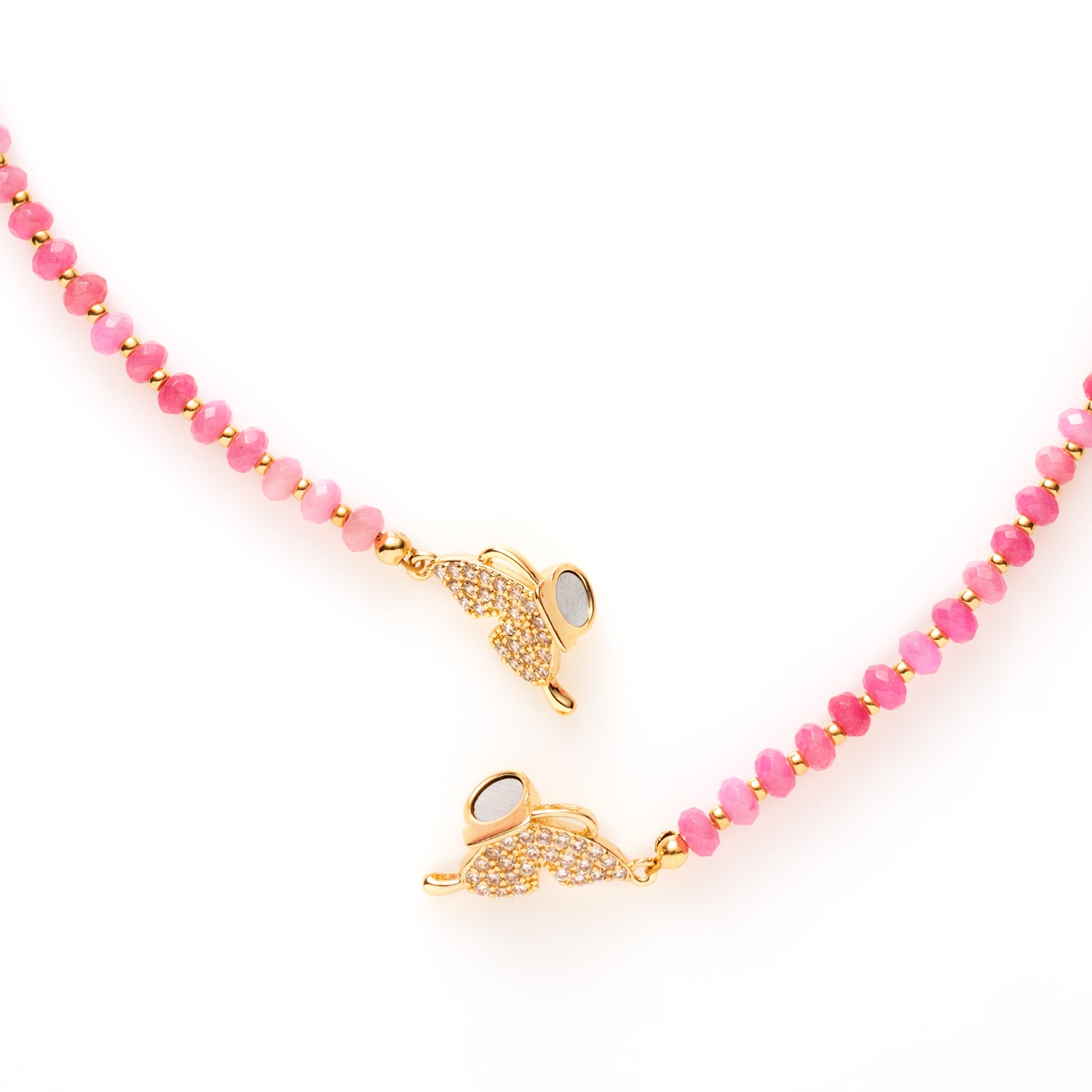 Voeg een vleugje magie toe aan je look met Butterfly Sparkle. Deze elegante kralenketting is verkrijgbaar in drie variaties:
🤍 met glanzende zoetwaterparels
🌿 met groene natuursteenkralen
🌸 met zachte roze natuursteenkralen
Alle drie zijn ze afgewerkt met een sprankelend detail: een vlinderslot vol schitterende zirkonia steentjes, subtiel geplaatst aan de voorkant. De verborgen magneetsluiting maakt het niet alleen praktisch, maar ook een echte eyecatcher.