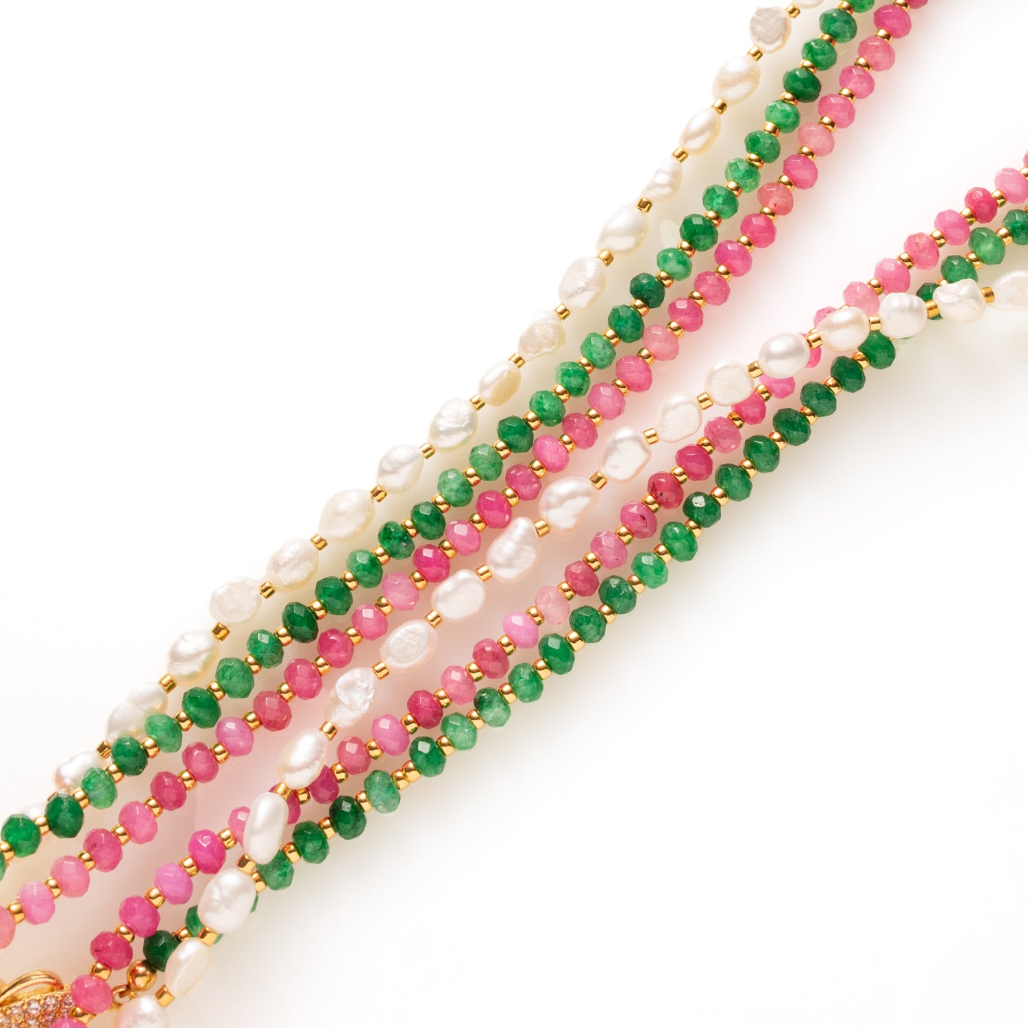 Voeg een vleugje magie toe aan je look met Butterfly Sparkle. Deze elegante kralenketting is verkrijgbaar in drie variaties:
🤍 met glanzende zoetwaterparels
🌿 met groene natuursteenkralen
🌸 met zachte roze natuursteenkralen
Alle drie zijn ze afgewerkt met een sprankelend detail: een vlinderslot vol schitterende zirkonia steentjes, subtiel geplaatst aan de voorkant. De verborgen magneetsluiting maakt het niet alleen praktisch, maar ook een echte eyecatcher.