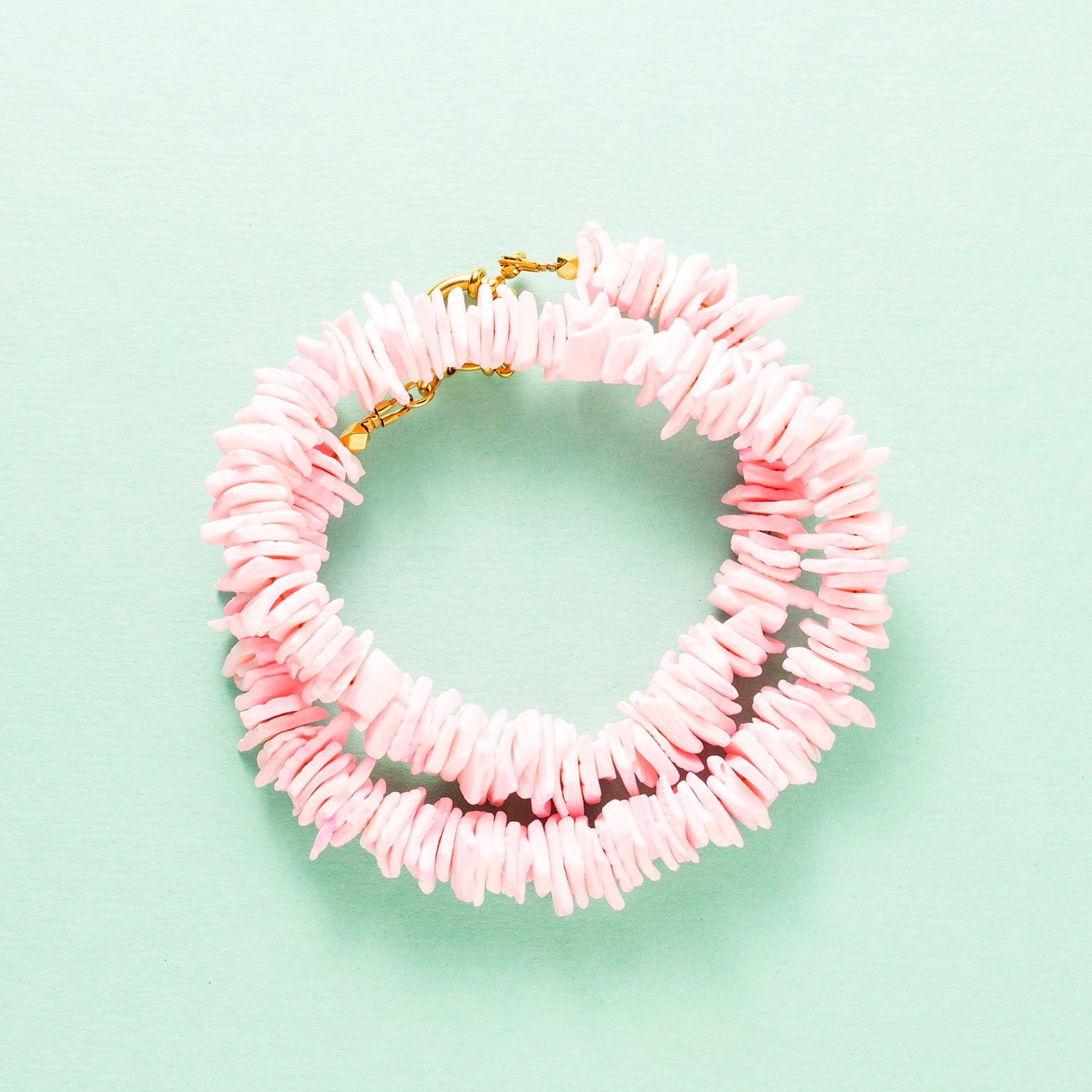 Zomers, speels en een echte pop of pink — Flamingo Breeze is de ultieme statement ketting voor zonnige dagen. Deze veelzijdige eyecatcher is gemaakt van natuurlijke schelp chipstones in een frisse roze tint die doet denken aan tropische cocktails en roze flamingo’s op het strand.
Dankzij het stijlvolle boeislot kun je de ketting op meerdere manieren dragen:
✨ Met het slotje aan de achterkant voor een klassieke look
✨ Met het slotje aan de voorkant voor een trendy twist
✨ Of voeg je eigen favoriete bedel to