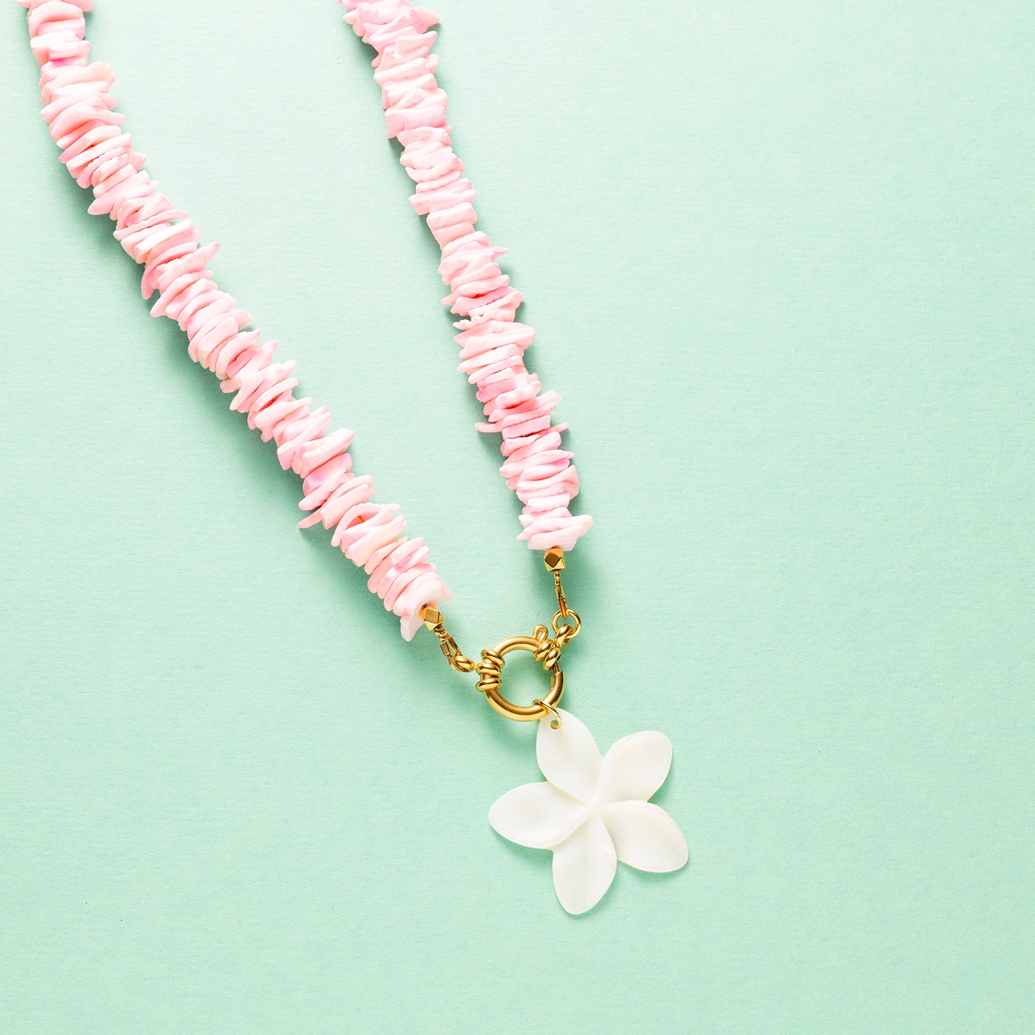 Zomers, speels en een echte pop of pink — Flamingo Breeze is de ultieme statement ketting voor zonnige dagen. Deze veelzijdige eyecatcher is gemaakt van natuurlijke schelp chipstones in een frisse roze tint die doet denken aan tropische cocktails en roze flamingo’s op het strand.
Dankzij het stijlvolle boeislot kun je de ketting op meerdere manieren dragen:
✨ Met het slotje aan de achterkant voor een klassieke look
✨ Met het slotje aan de voorkant voor een trendy twist
✨ Of voeg je eigen favoriete bedel to